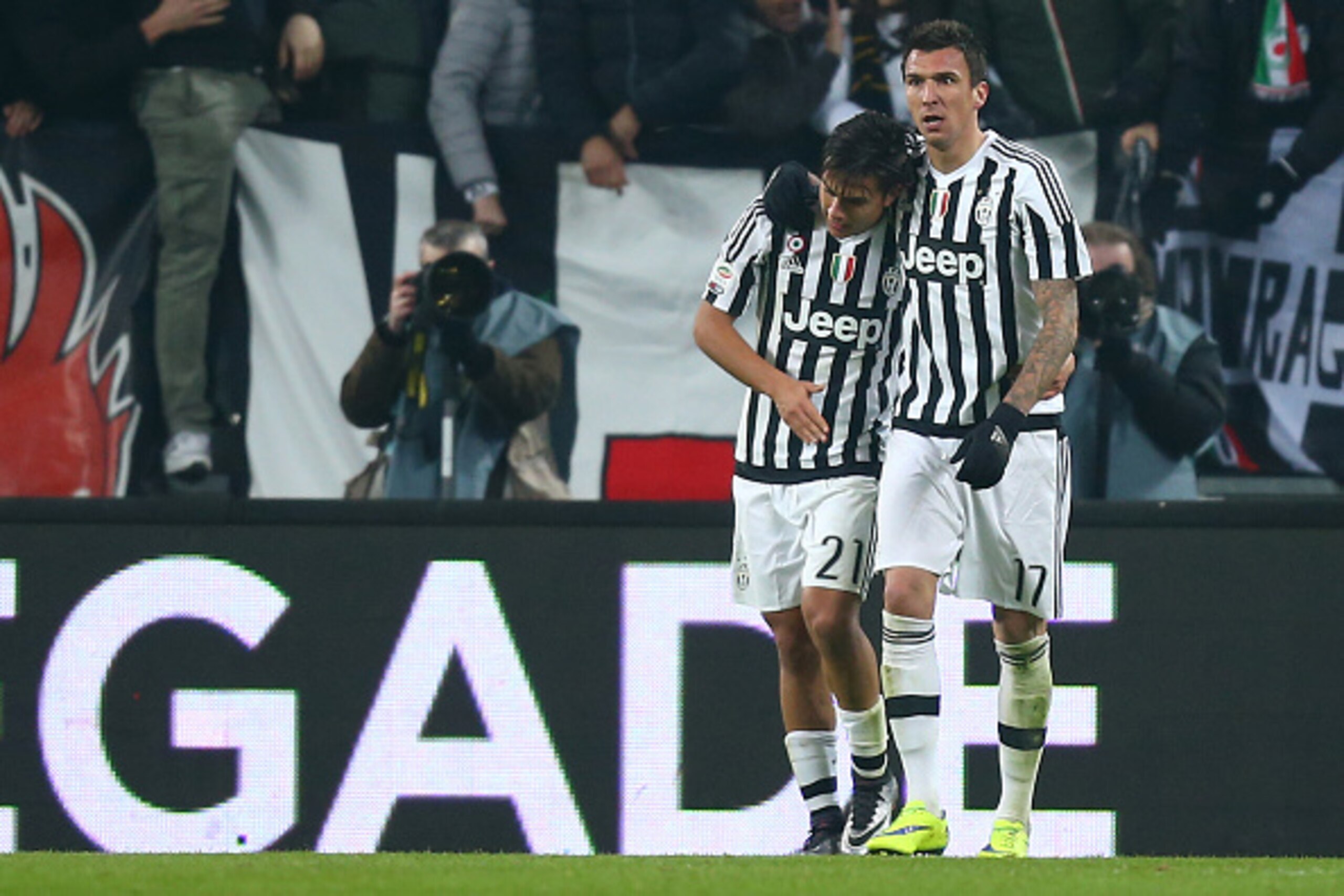 Juventus' forward Mario Mandzukic from Croatia (R) celebrates with teammate Juventus' forward Paulo Dybala from Argentina after scoring during the Italian Serie A  football match Juventus vs Fiorentina on December 13, 2015 at the 'Juventus Stadium' in Tur