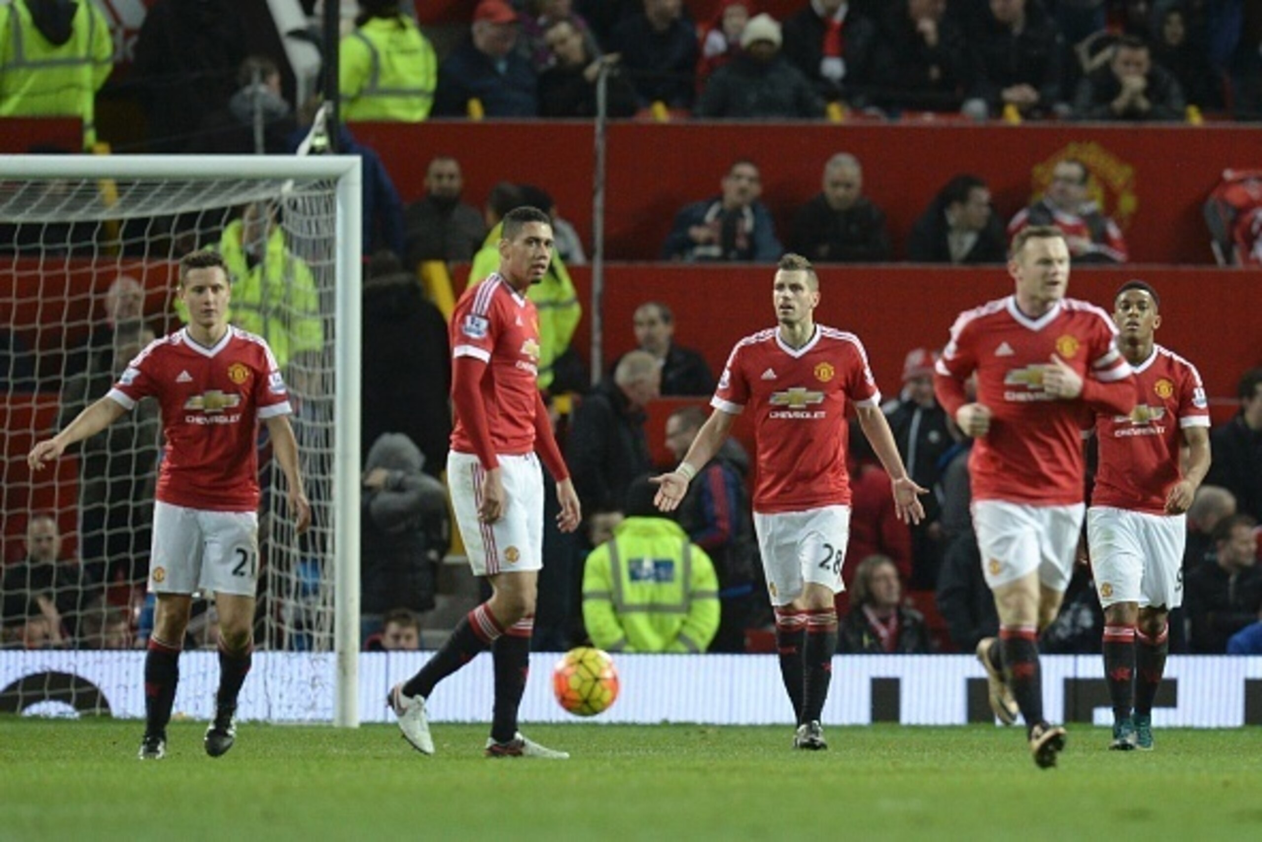 (L-R) Manchester United's Spanish midfielder Ander Herrera, Manchester United's English defender Chris Smalling, Manchester United's French midfielder Morgan Schneiderlin, Manchester United's English striker Wayne Rooney and Manchester United's French str (L-R) Manchester United's Spanish midfielder Ander Herrera, Manchester United's English defender Chris Smalling, Manchester United's French midfielder Morgan Schneiderlin, Manchester United's English striker Wayne Rooney and Manchester United's French str