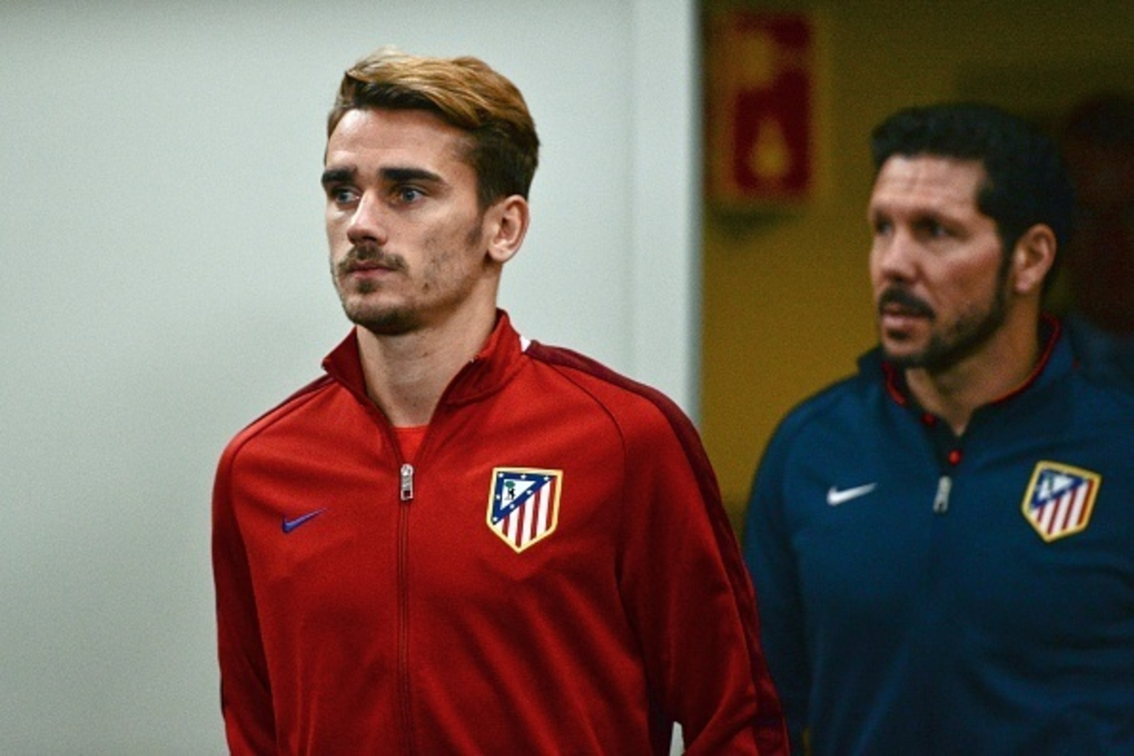 Atletico Madrid's head coach Diego Simeone (R) and Atletico Madrid's French midfielder Antoine Griezmann (L) arrive to give a press conference at Luz stadium in Lisbon, on December 7, 2015 on the eve of the UEFA Champions League Group C football match bet
