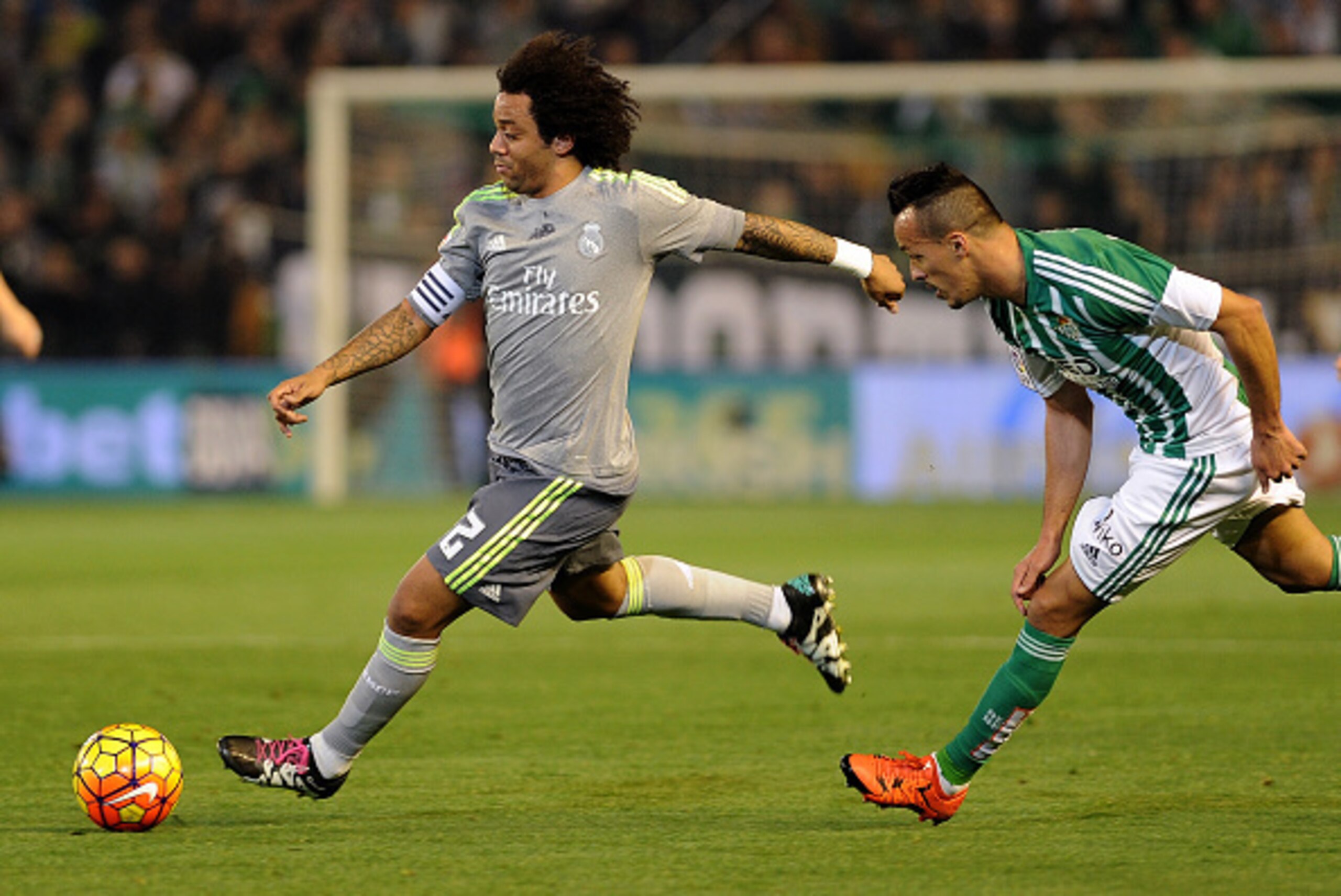 Real Madrid's Brazilian defender Marcelo (L) vies with Betis' French midfielder Kadir (R) during the Spanish league football match Real Betis Balompie vs Real Madrid CF at the Benito Villamarin stadium in Sevilla on January 24, 2016.  AFP PHOTO / CRISTINA