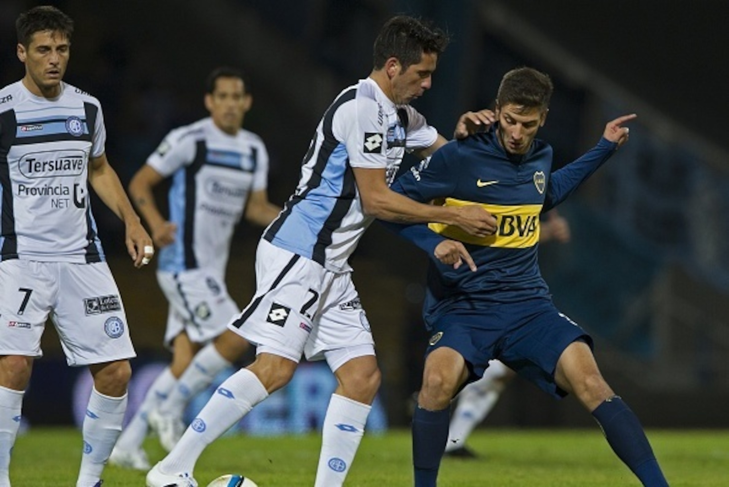Belgrano's midfielder Lucas Parodi (C) vies for the ball with Boca Juniors' midfielder Rodrigo Bentancur (R) during their Argentina First Division football match at Mario Alberto Kempes stadium in Cordoba, Argentina, on July 26, 2015. AFP PHOTO / ALEJANDR