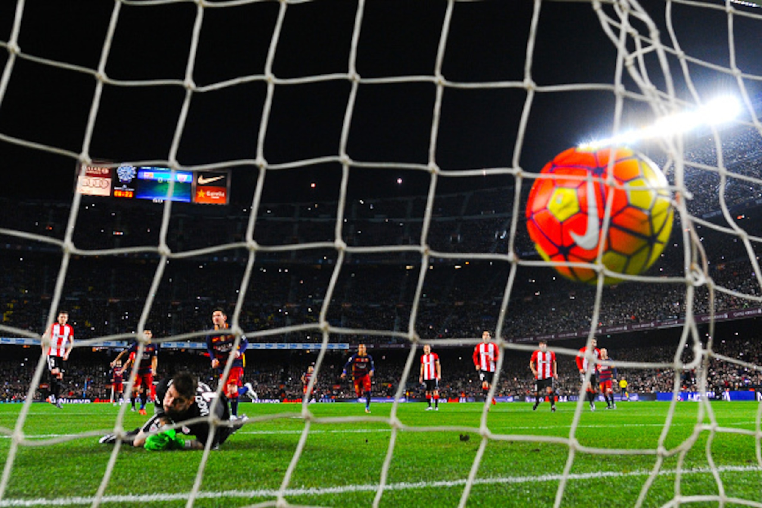 BARCELONA, SPAIN - JANUARY 17:  Lionel Messi of FC Barcelona scores the opening goal from the penalty spot during the La Liga match between FC Barcelona and Athletic Club de Bilbao  at Camp Nou on January 17, 2016 in Barcelona, Spain.  (Photo by David Ram