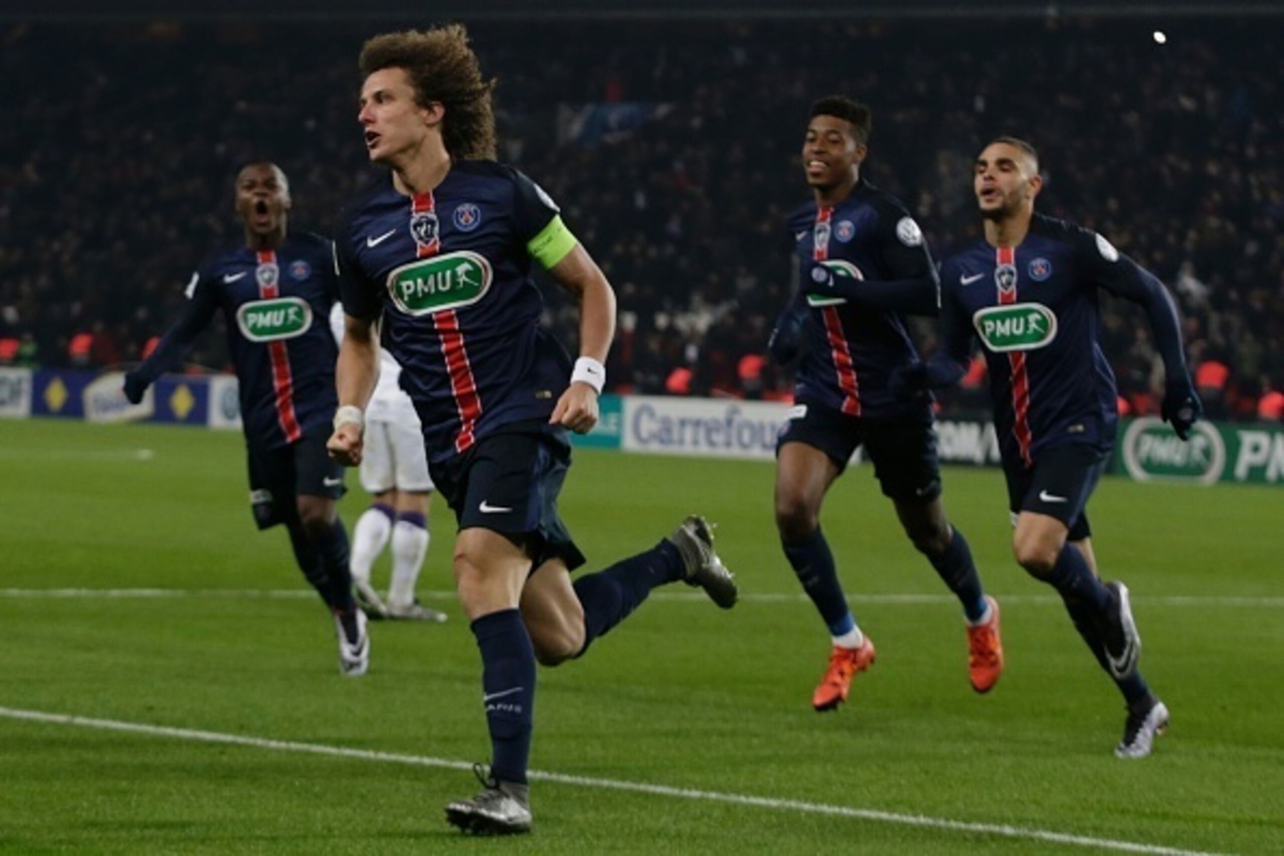 Paris Saint-Germain's Brazilian defender David Luiz (L)  celebrates with teammates after scoring a goal during the French Cup football match Paris Saint-Germain (PSG) vs Toulouse (TFC) on January 19, 2016 at the Parc des Princes stadium in Paris. AFP PHOT