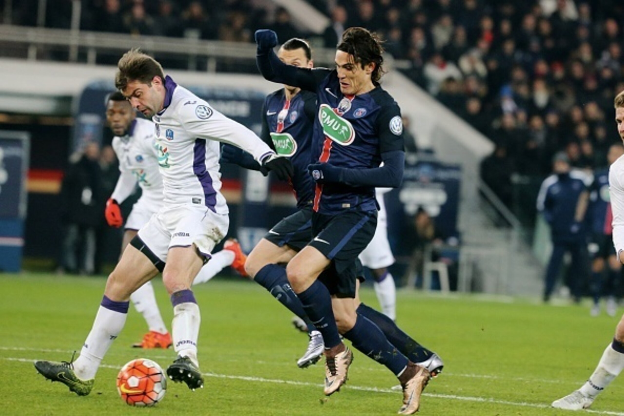 PARIS, FRANCE - JANUARY 19:  Edinson Cavani  of Paris Saint-Germain in action during the French   Cup between Paris Saint-Germain and Toulouse FC at Parc Des Princes on january 19, 2016 in Paris, France.  (Photo by Xavier Laine/Getty Images)