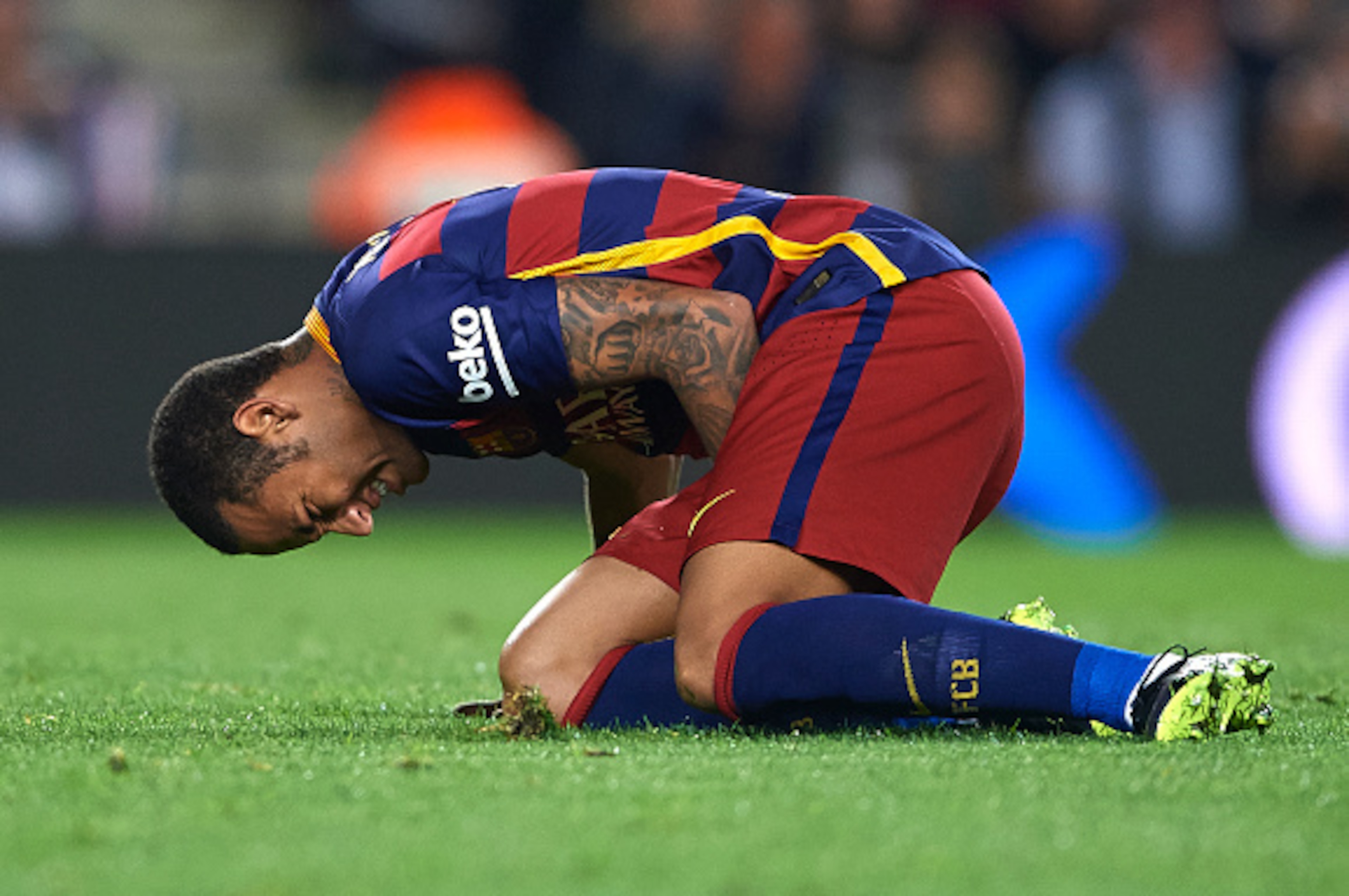 BARCELONA, SPAIN - OCTOBER 25:  Neymar JR of Barcelona lies injured on the pitch during the La Liga match between FC Barcelona and SD Eibar at Camp Nou Stadium on October 25, 2015 in Barcelona, Spain.  (Photo by Manuel Queimadelos Alonso/Getty Images)