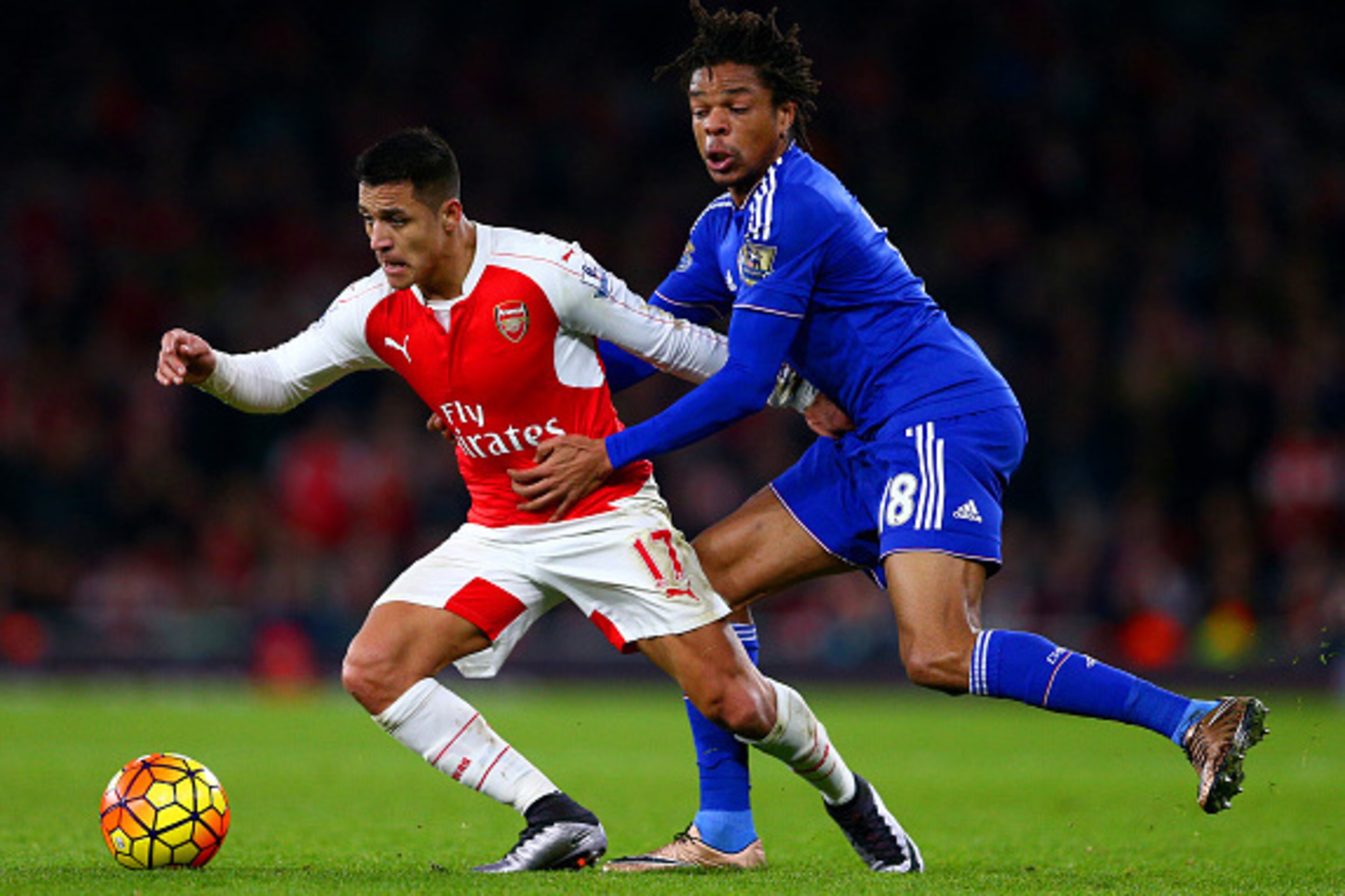 LONDON, ENGLAND - JANUARY 24:  Alexis Sanchez of Arsenal battles for the ball with Loic Remy of Chelsea during the Barclays Premier League match between Arsenal and Chelsea at Emirates Stadium on January 24, 2016 in London, England.  (Photo by Clive Mason