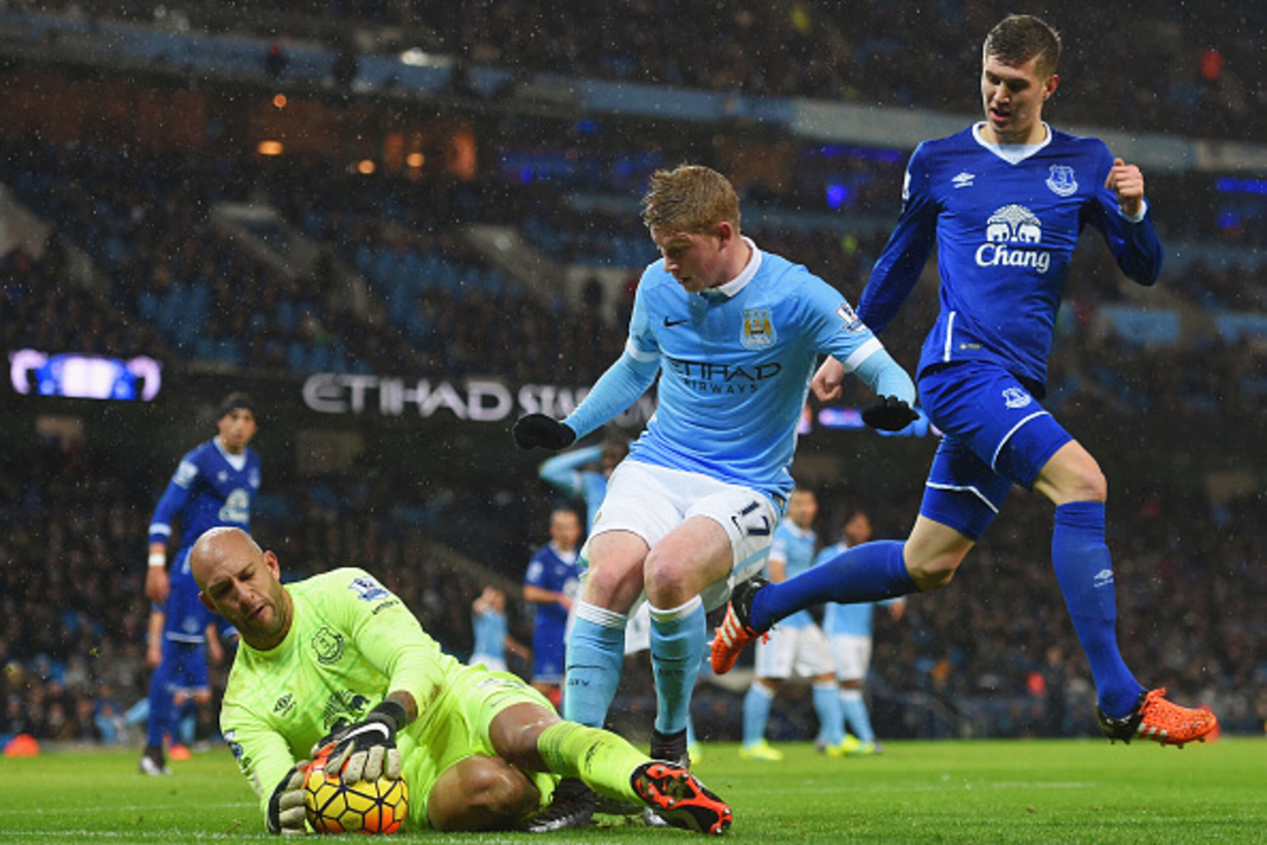 MANCHESTER, ENGLAND - JANUARY 13: Kevin de Bruyne of Manchester City and Tim Howard of Everton collide during the Barclays Premier League match between Manchester City and Everton at the Etihad Stadium on January 13, 2016 in Manchester, England.  (Photo b