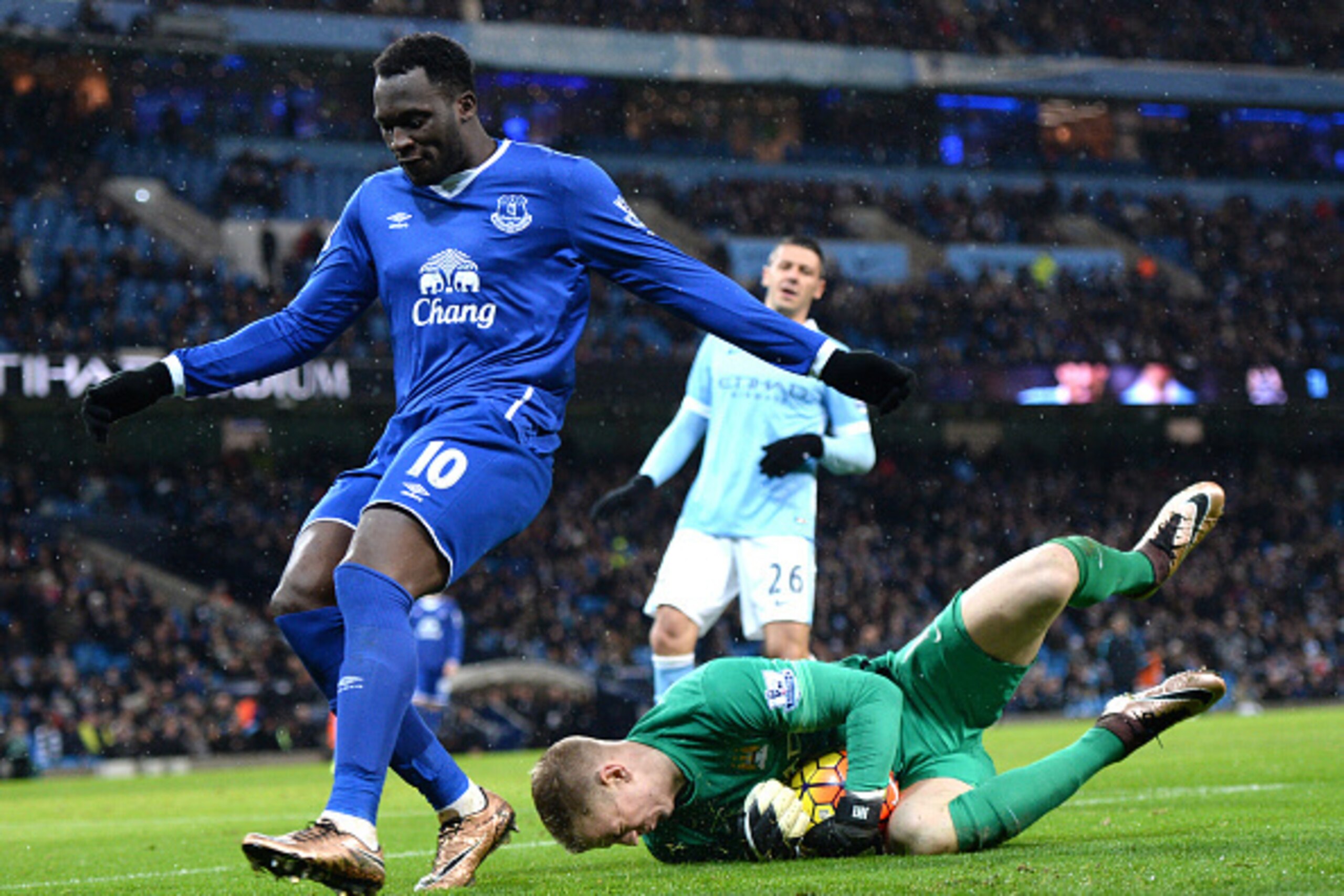 Manchester City's English goalkeeper Joe Hart (R) makes a save by Everton's Belgian striker Romelu Lukaku during the English Premier League football match between Manchester City and Everton at the Etihad stadium in Manchester, north west England on Janua