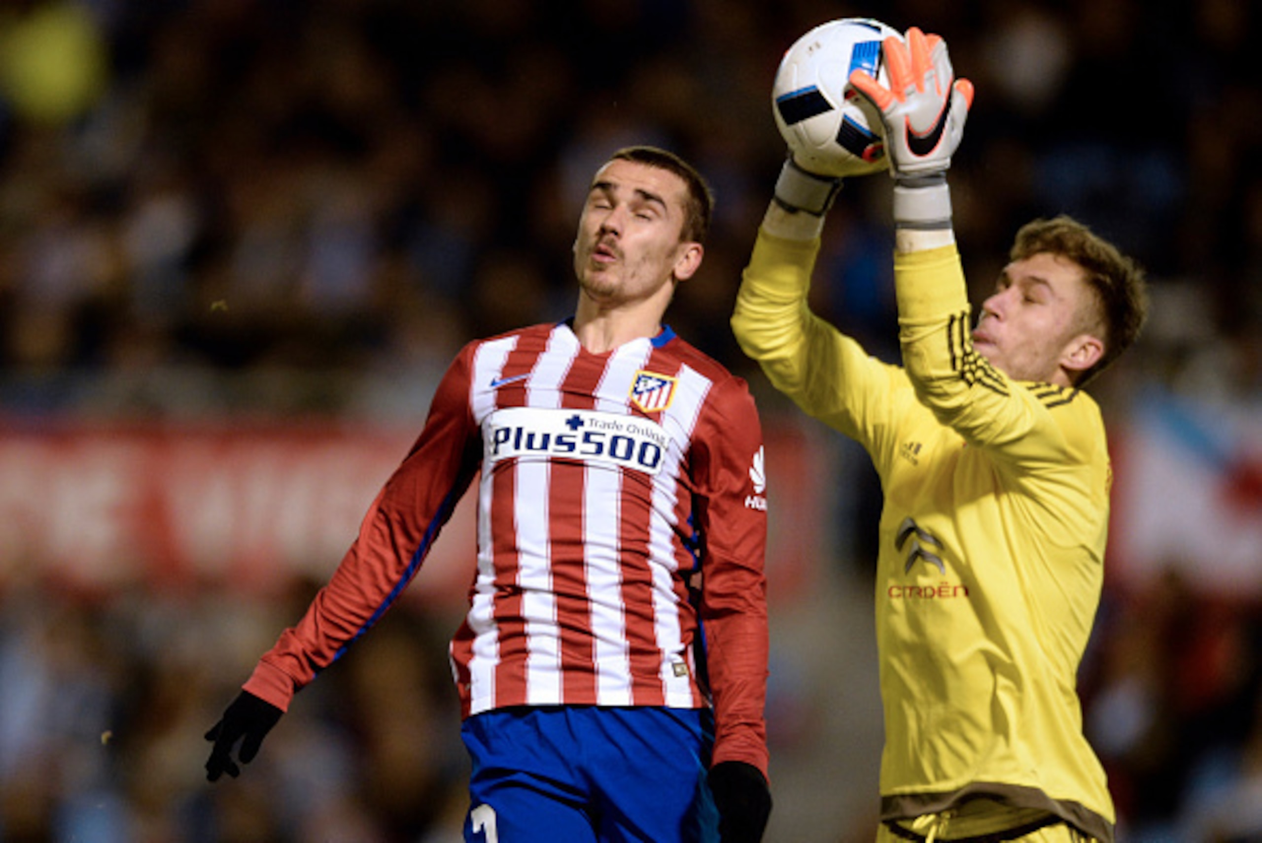 Celta Vigo's goalkeeper Ruben Blanco Veiga (R) gets the ball next to Atletico Madrid's French forward Antoine Griezmann during the Spanish Copa del Rey (King's Cup) football match Celta Vigo vs Club Atletico de Madrid at the Balaidos stadium in Vigo on Ja