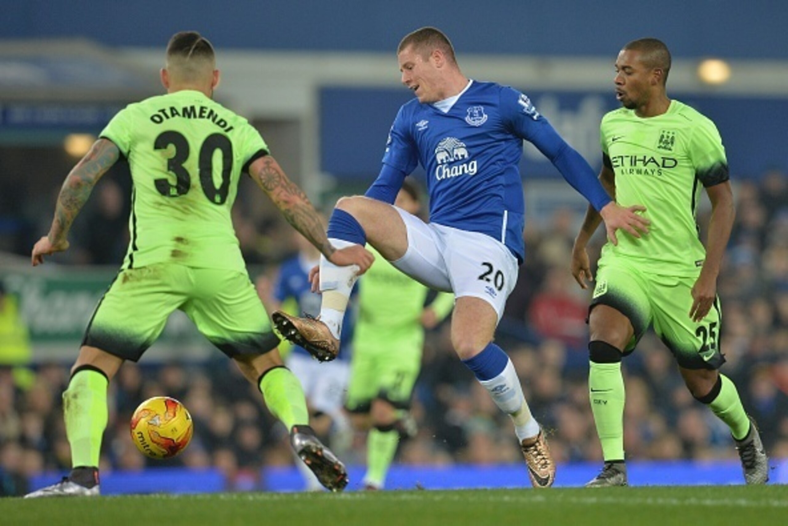 Everton's English midfielder Ross Barkley (C) goes for the ball between Manchester City's Argentinian defender Nicolas Otamendi (L) and Manchester City's Brazilian midfielder Fernandinho (R) and takes a knock for which he has to receive treatment during t