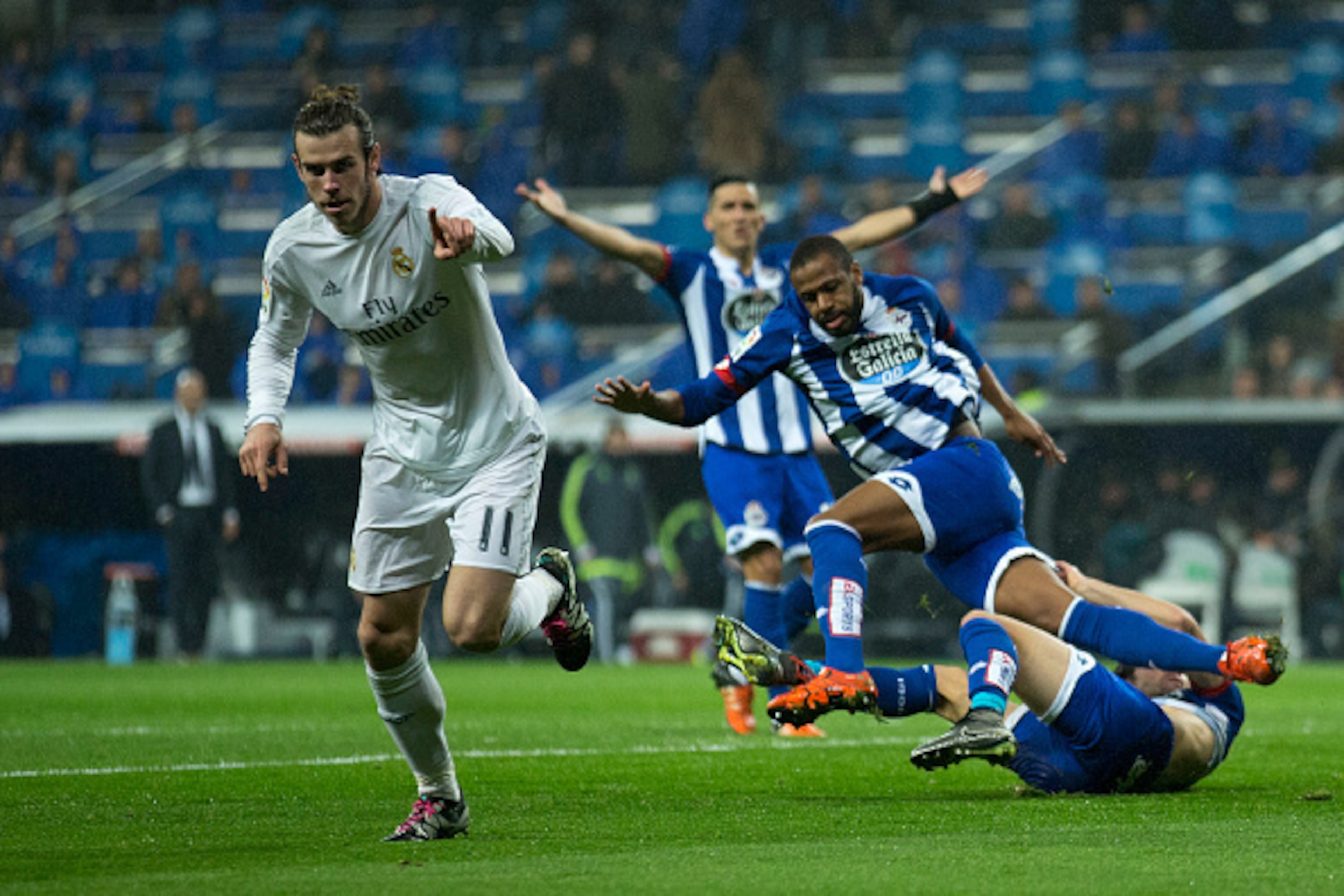 Real Madrid's Welsh forward Gareth Bale (L) celebrates a goal during the Spanish league football match Real Madrid CF vs RC Deportivo de la Coruna at the Santiago Bernabeu stadium in Madrid on January 9, 2016. AFP PHOTO / GONZALO ARROYO / AFP / GONZALO Real Madrid's Welsh forward Gareth Bale (L) celebrates a goal during the Spanish league football match Real Madrid CF vs RC Deportivo de la Coruna at the Santiago Bernabeu stadium in Madrid on January 9, 2016. AFP PHOTO / GONZALO ARROYO / AFP / GONZALO