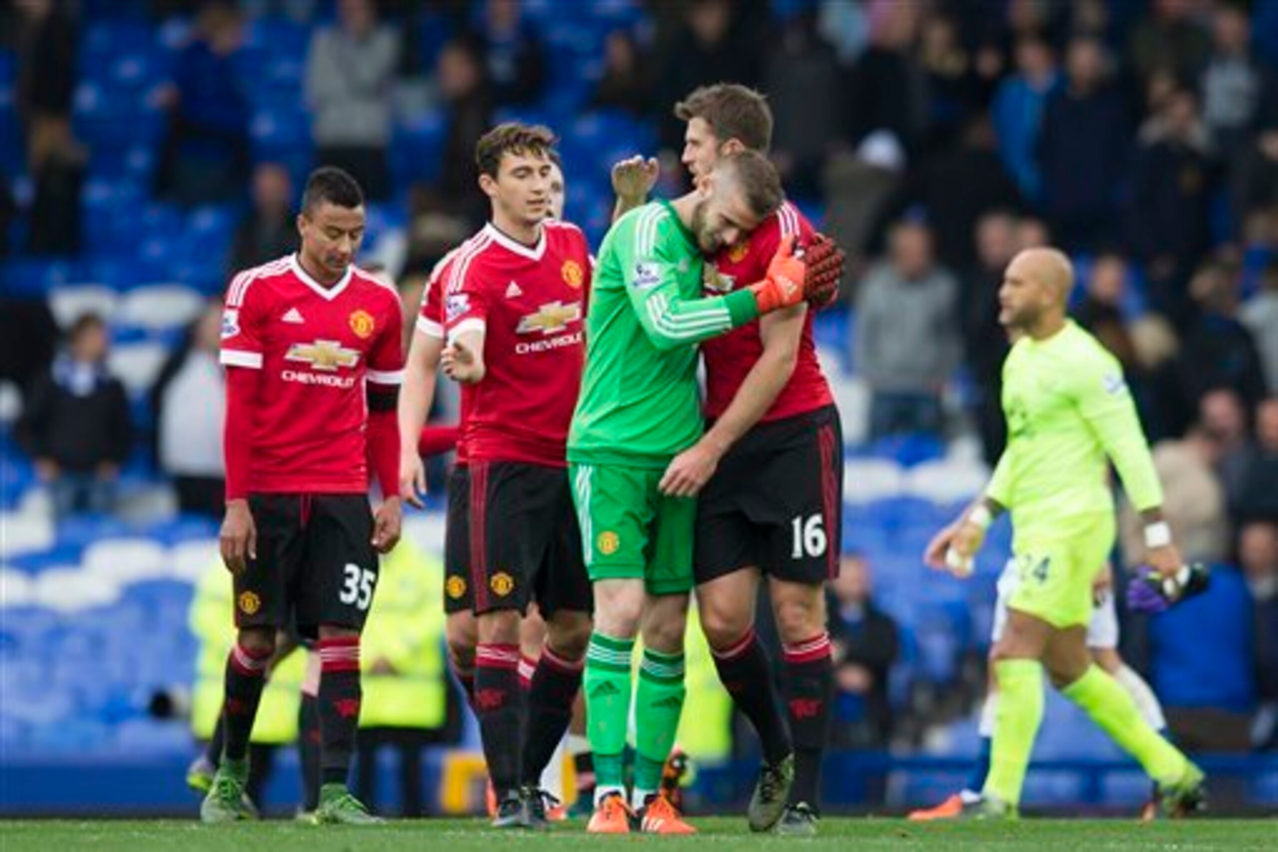 Manchester United celebrate their win at Goodison Park.