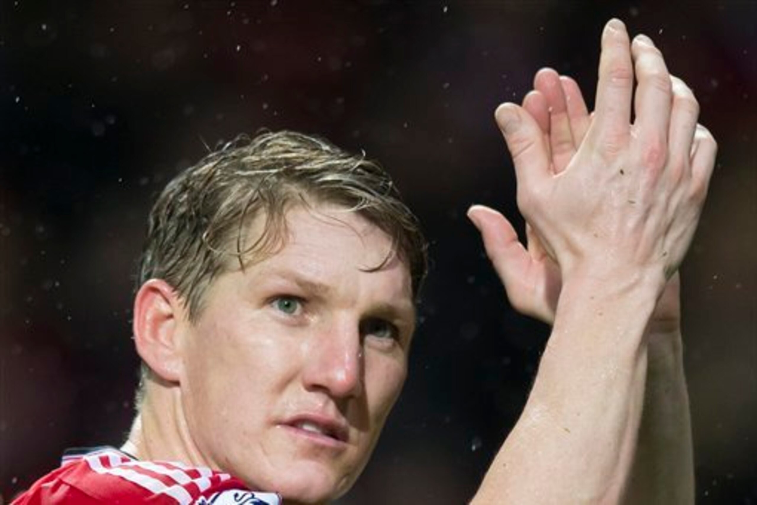 Schweinsteiger applauds United's supporters.