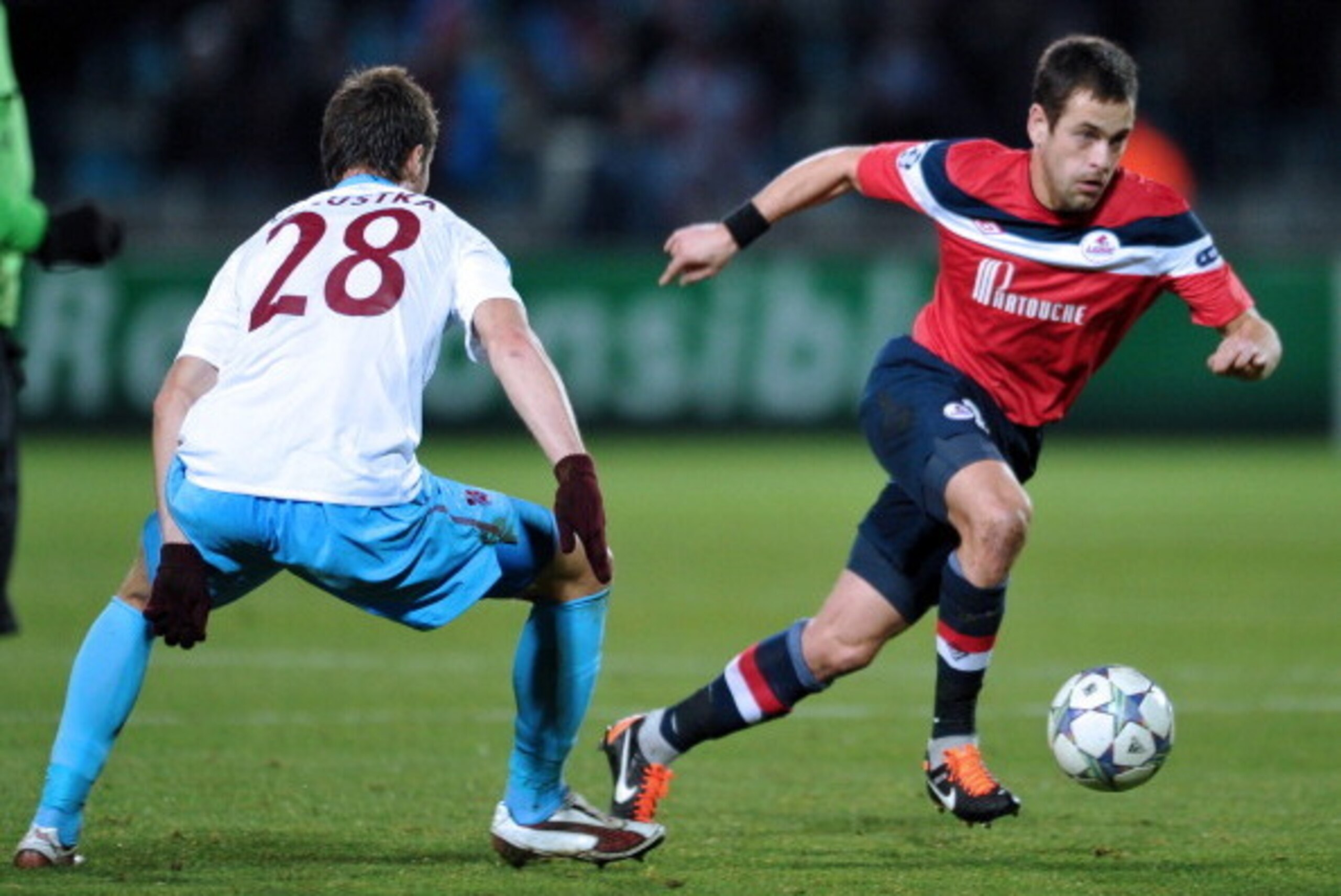Lille's English  midfielder Joe Cole (R) vies with Trabzonspor's Czech defenderr Ondrej Celustka during the UEFA Champions League Group B football match Lille vs. Trabzonspor AS on December 7, 2011 at the Lille metropole stadium in Villeneuve-d'Ascq. AFP 