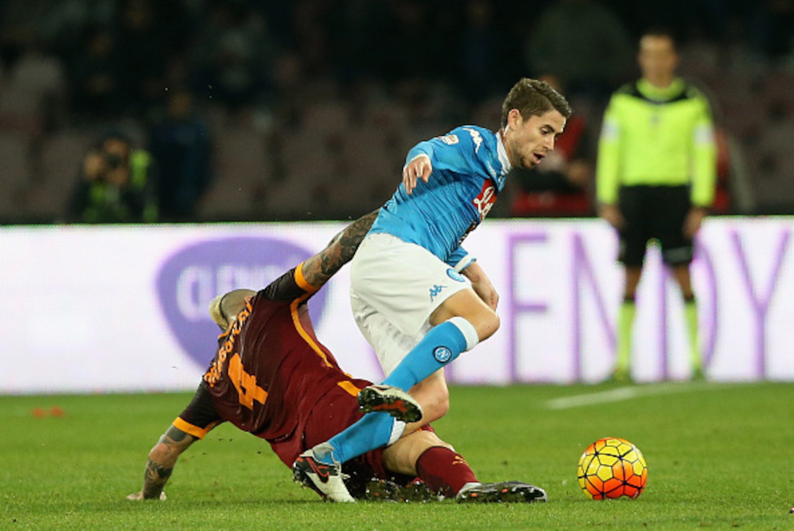 NAPLES, ITALY - DECEMBER 13:  Jorginho (R) of Napoli competes for the ball with Radja Nainggolan of Roma during the Serie A match betweeen SSC Napoli and AS Roma at Stadio San Paolo on December 13, 2015 in Naples, Italy.  (Photo by Maurizio Lagana/Getty I