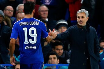 LONDON, ENGLAND - DECEMBER 09:  Jose Mourinho manager of Chelsea shakes hands with Diego Costa of Chelsea during the UEFA Champions League Group G match between Chelsea FC and FC Porto at Stamford Bridge on December 9, 2015 in London, United Kingdom.  (Ph