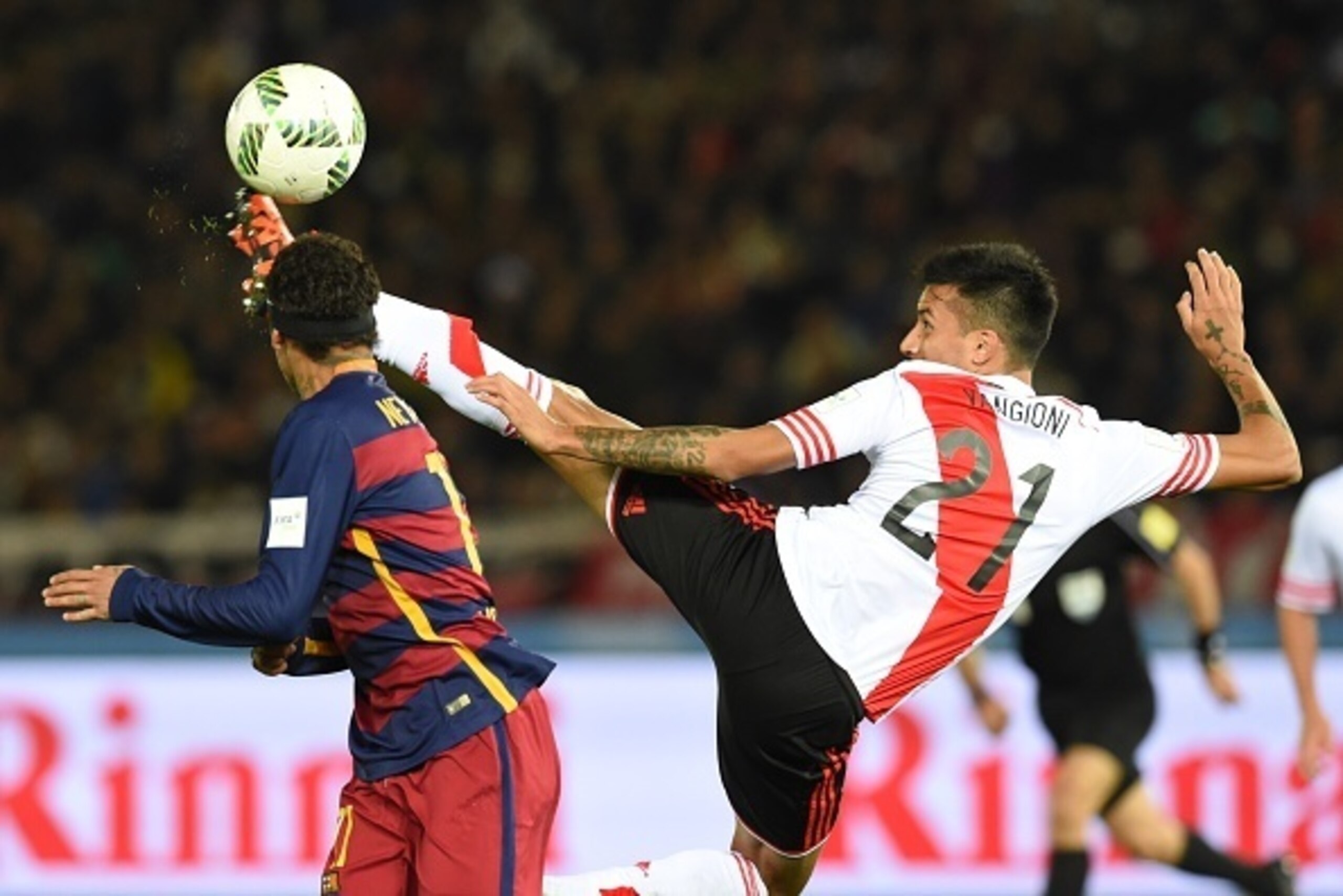 River Plate defender Leonel Vangioni (R) and Barcelona forward Neymar compete for the ball during the Club World Cup football final in Yokohama on December 20, 2015. AFP PHOTO / TOSHIFUMI KITAMURA / AFP / TOSHIFUMI KITAMURA        (Photo credit should rea