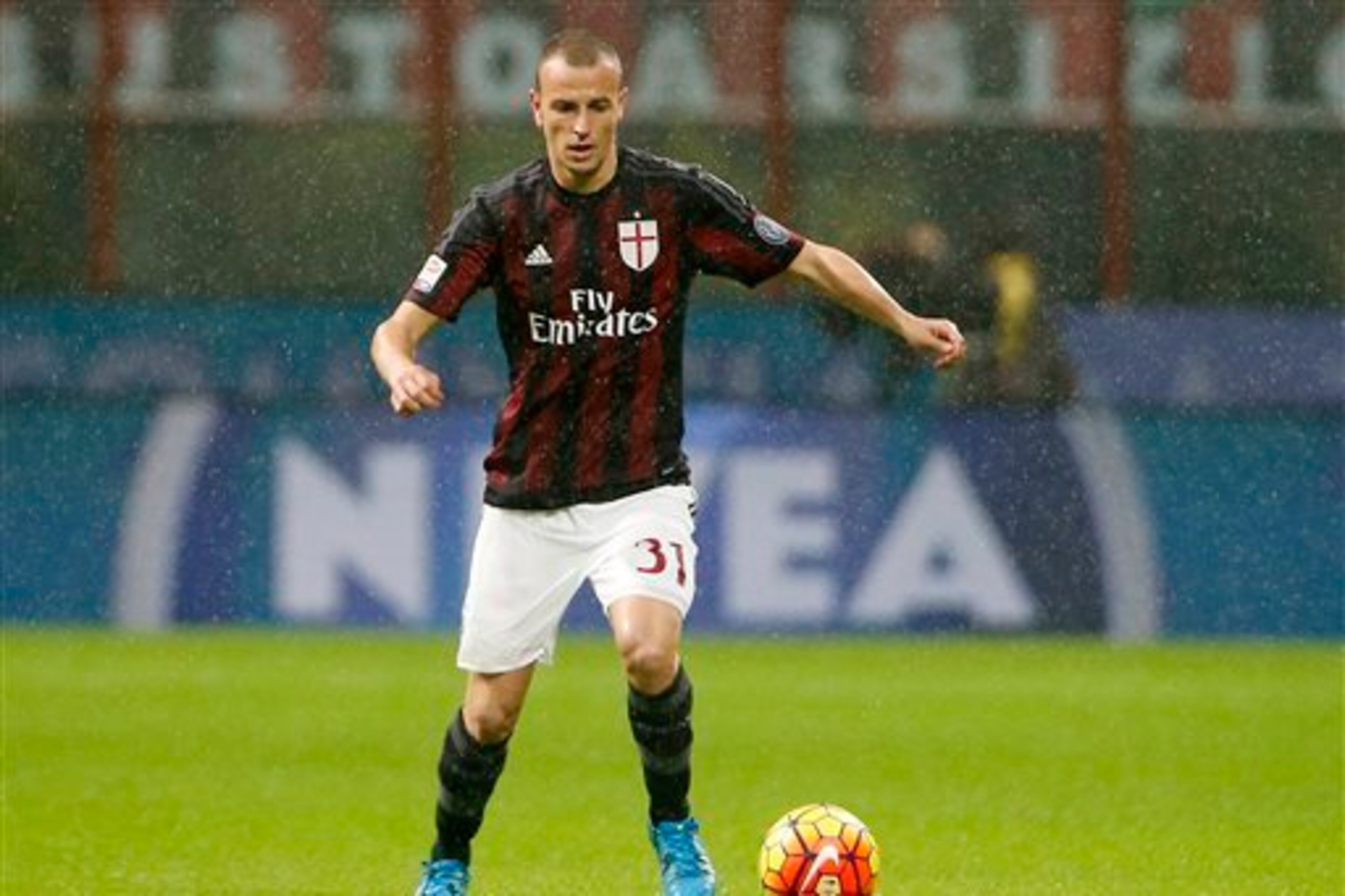 Vangioni would have to compete with Antonelli for Milan's left-back berth.