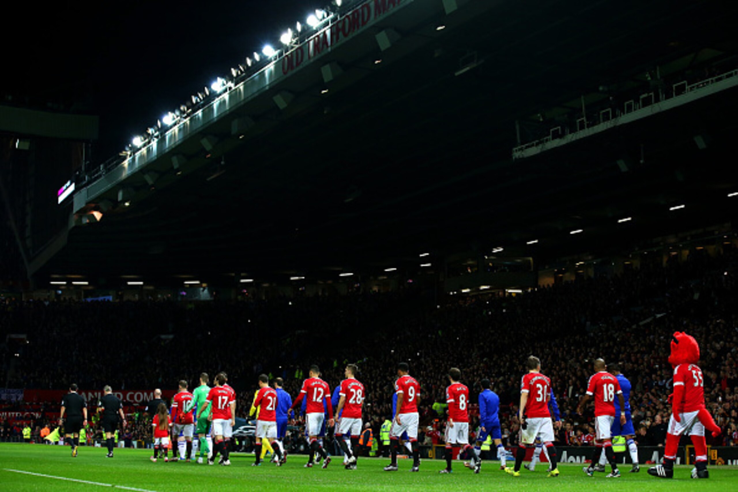 MANCHESTER, ENGLAND - DECEMBER 28:  The teams walk out for the start of the Barclays Premier League match between Manchester United and Chelsea at Old Trafford on December 28, 2015 in Manchester, England.  (Photo by Alex Livesey/Getty Images)
