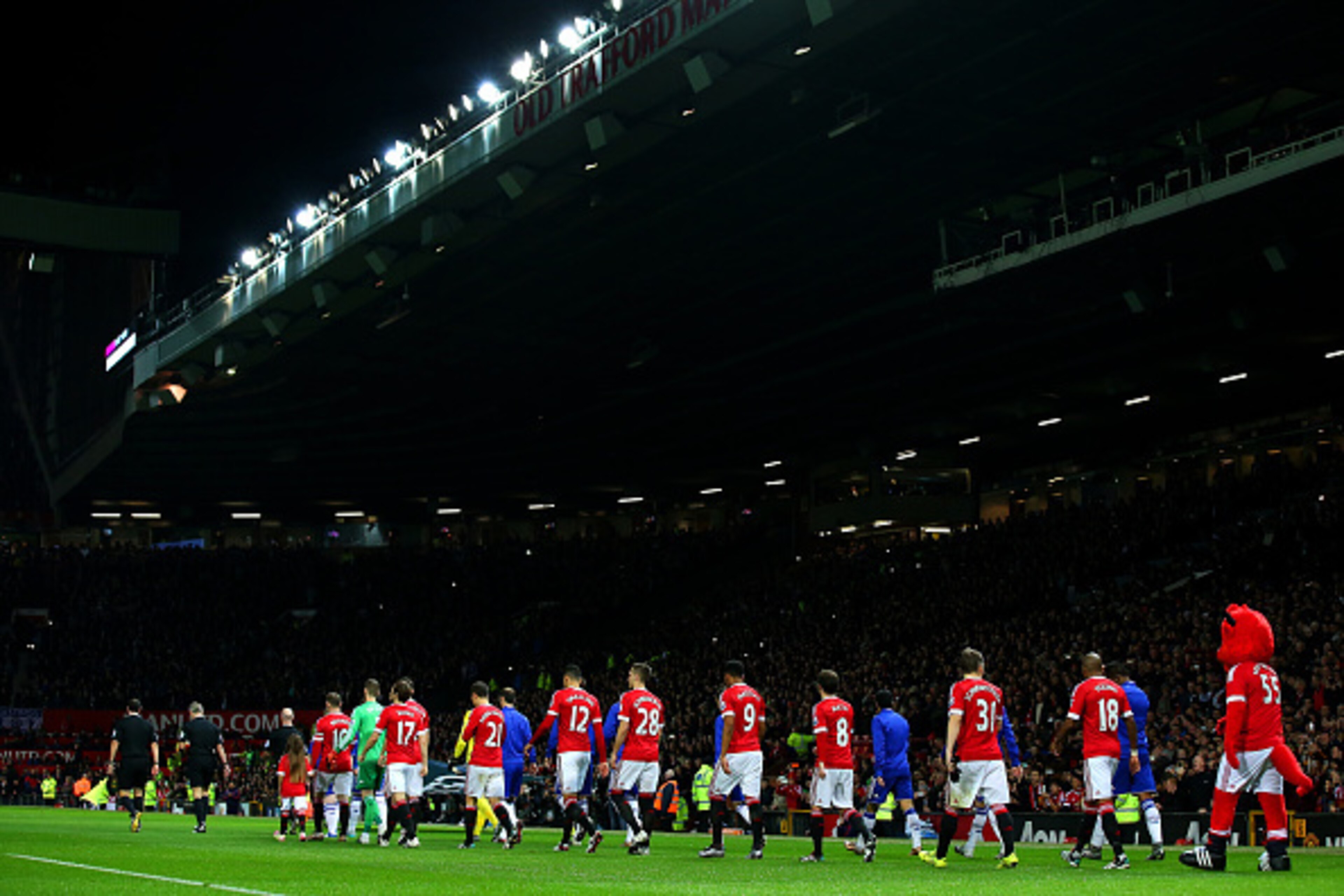 MANCHESTER, ENGLAND - DECEMBER 28:  The teams walk out for the start of the Barclays Premier League match between Manchester United and Chelsea at Old Trafford on December 28, 2015 in Manchester, England.  (Photo by Alex Livesey/Getty Images)