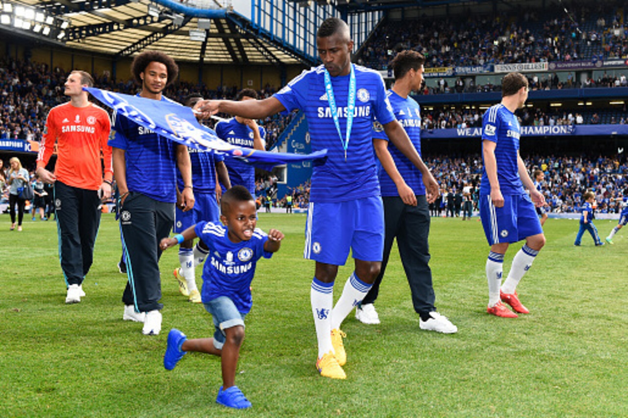 LONDON, ENGLAND - MAY 24:  Ramires of Chelsea celebrates on the pitch after the Barclays Premier League match between Chelsea and Sunderland at Stamford Bridge on May 24, 2015 in London, England. Chelsea were crowned Premier League champions.  (Photo by M