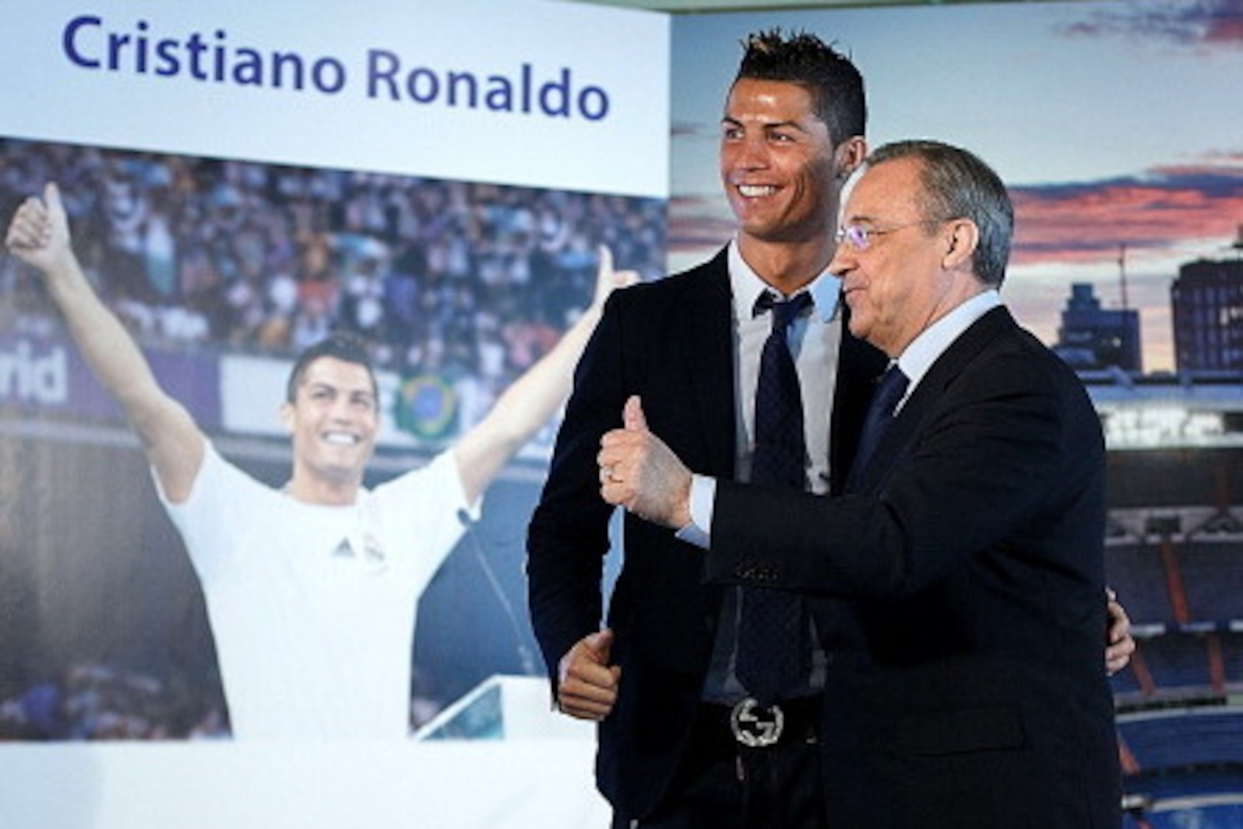 MADRID, SPAIN - SEPTEMBER 15:  Cristiano Ronaldo (L) greets the media alongside Real Madrid president Florentino Perez (R) after signing a contract renewal for Real Madrid at Estadio Santiago Bernabeu on September 15, 2013 in Madrid, Spain.  (Photo by Gon