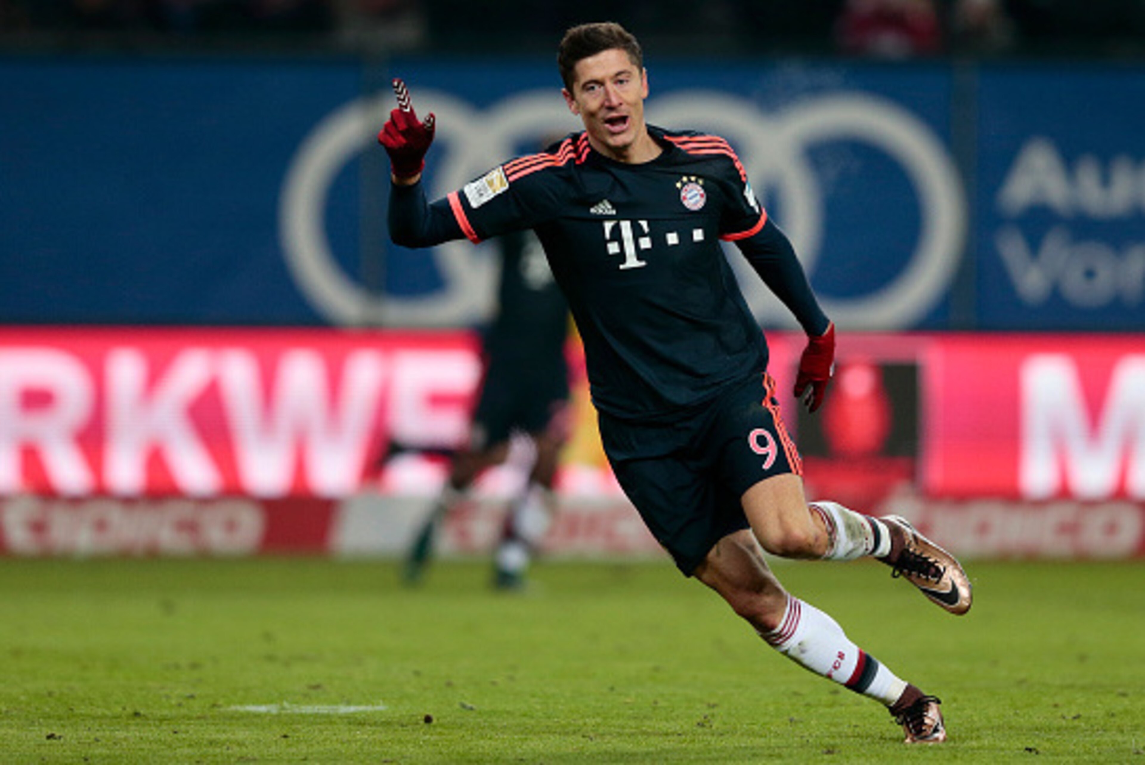 HAMBURG, GERMANY - JANUARY 22:  Robert Lewandowski of Munich celebrates after scoring their second goal during the Bundesliga match between Hamburger SV and FC Bayern Muenchen at Volksparkstadion on January 22, 2016 in Hamburg, Germany.  (Photo by Oliver 