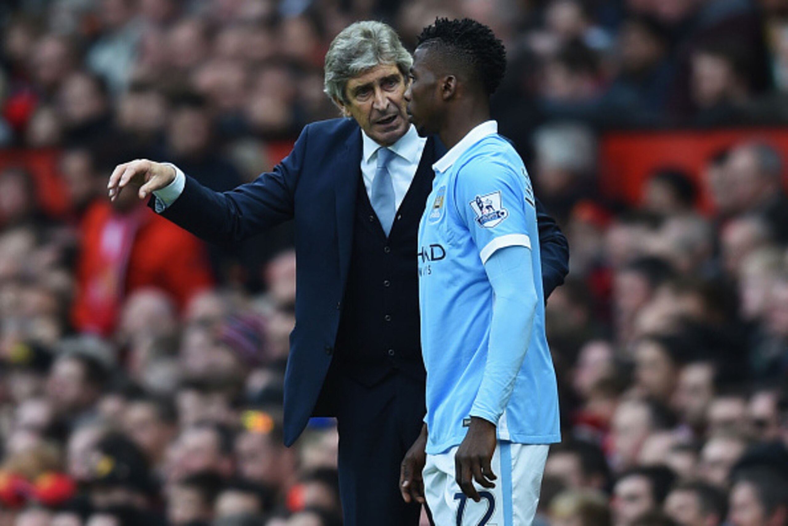 MANCHESTER, ENGLAND - OCTOBER 25:  Manuel Pellegrini, manager of Manchester City instructs Kelechi Iheanacho at the sideline during the Barclays Premier League match between Manchester United and Manchester City at Old Trafford on October 25, 2015 in Manc