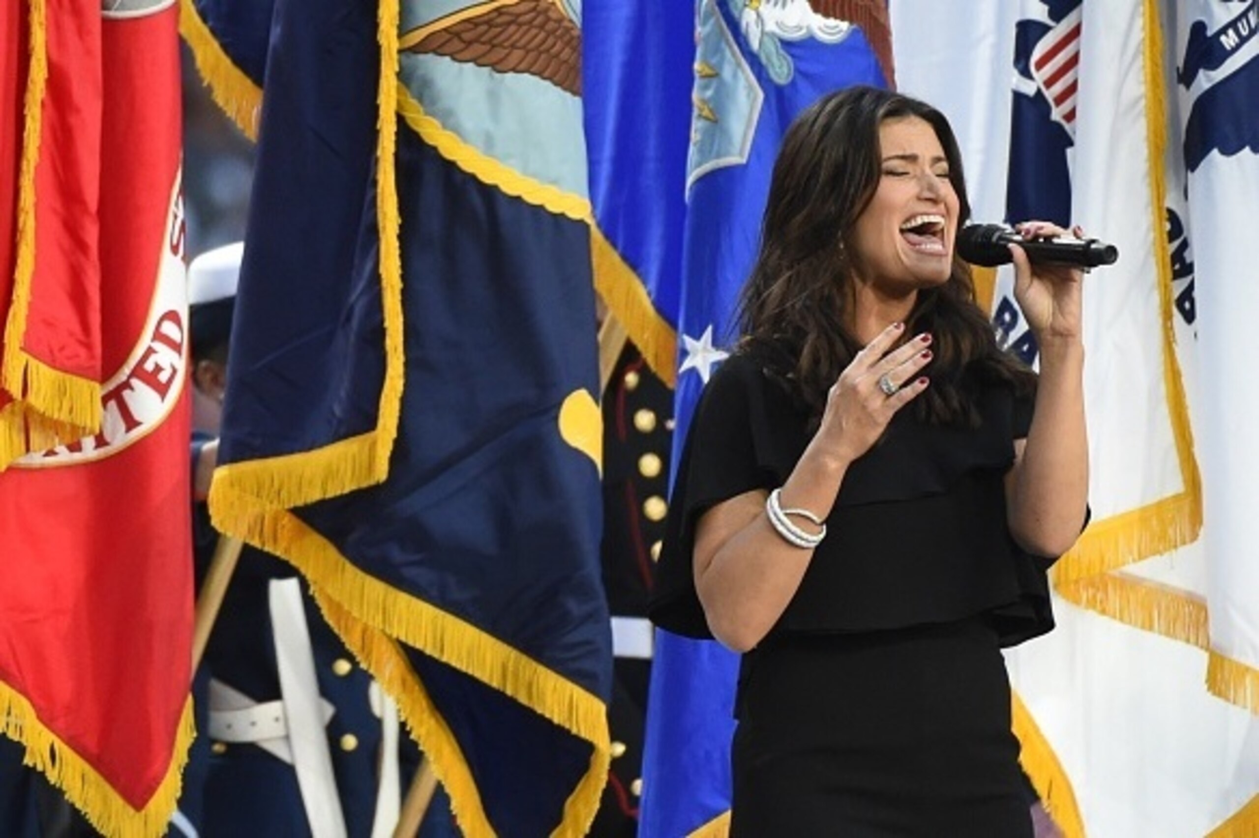 Singer Idina Menzel performs the US National Anthem prior to the start of Super Bowl XLIX between the New England Patriots and Seattle Seahawks on February 1, 2015 at the University of Phoenix Stadium in Glendale, Arizona.        AFP PHOTO /  TIMOTHY  A. 