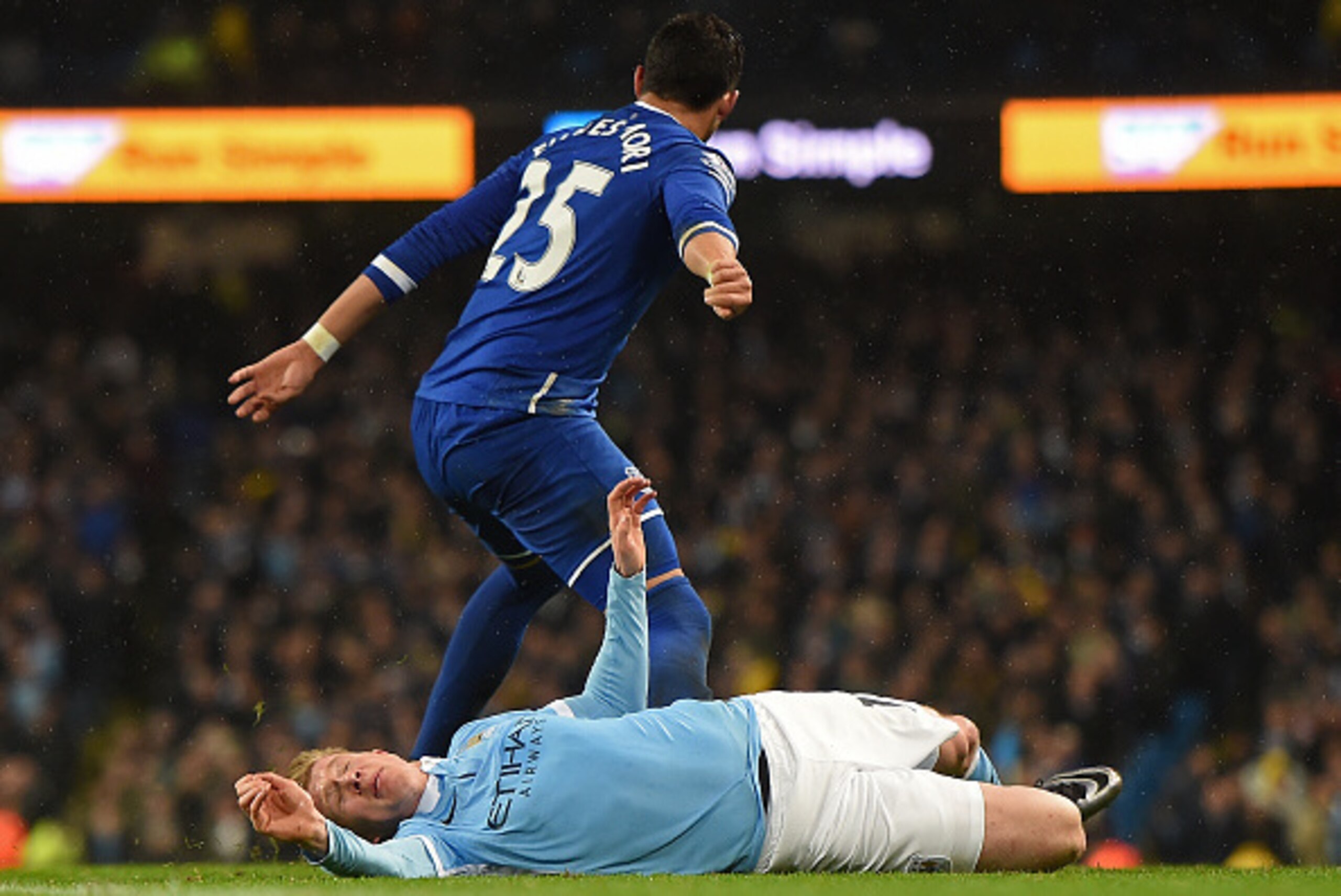 Manchester City's Belgian midfielder Kevin De Bruyne (L) clashes with Everton's Argentinian defender Ramiro Funes Mori during the English League Cup semi-final second leg football match between Manchester City and Everton the Etihad Stadium in Manchester,