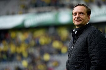 Schalke´s manager Horst Heldt looks on prior to the German first division football Bundesliga match Borussia Dortmund vs FC Schalke 04 on November 8, 2015, 2015 in Dortmund, western Germany. 


 / AFP / PATRIK STOLLARZ        (Photo credit should read PAT