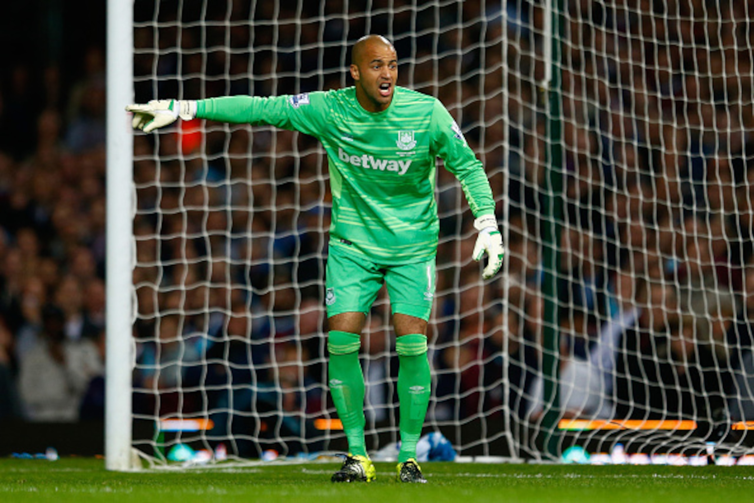 LONDON, ENGLAND - SEPTEMBER 14:  Darren Randolph of West Ham United shouts instructions during the Barclays Premier League match between West Ham United and Newcastle United at Boleyn Ground on September 14, 2015 in London, United Kingdom.  (Photo by Juli