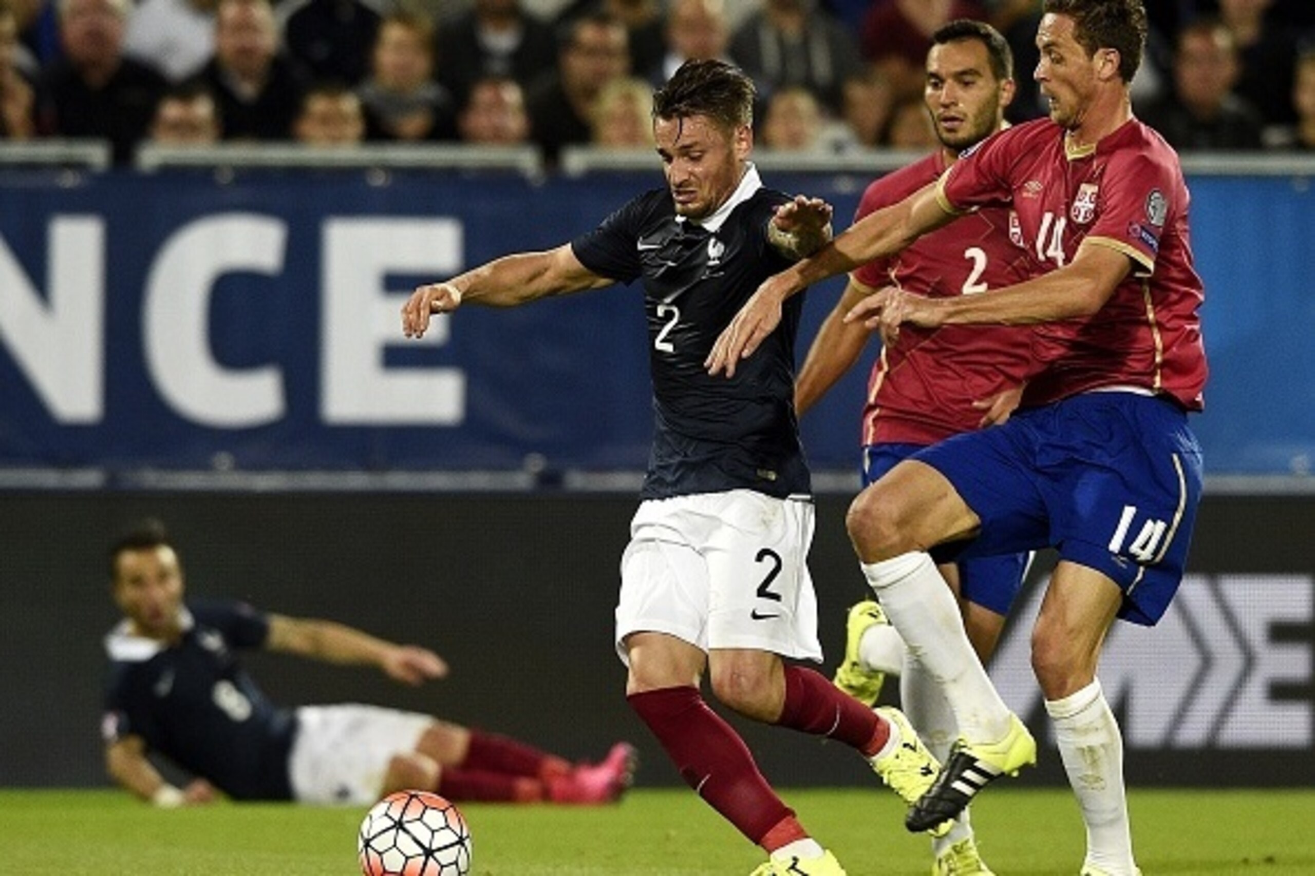 France's midfielder Mathieu Debuchy (C) vies with Serbias midfielder Nemanja Matic (R) during the Euro 2016 friendly football match France vs Serbia at the Matmut Atlantique stadium in Bordeaux on September 7, 2015.   AFP PHOTO/ FRANCK FIFE        (Photo 