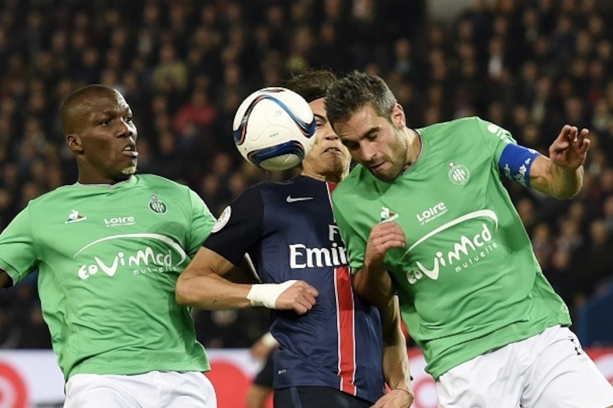 Paris Saint-Germain's Uruguayan forward Edinson Cavani (C) challenges Saint-Etienne's Guinean defender Florentin Pogba (L) and Saint-Etienne's French defender Loic Perrin during the French L1 football match between Paris Saint-Germain (PSG) and Saint-Etie