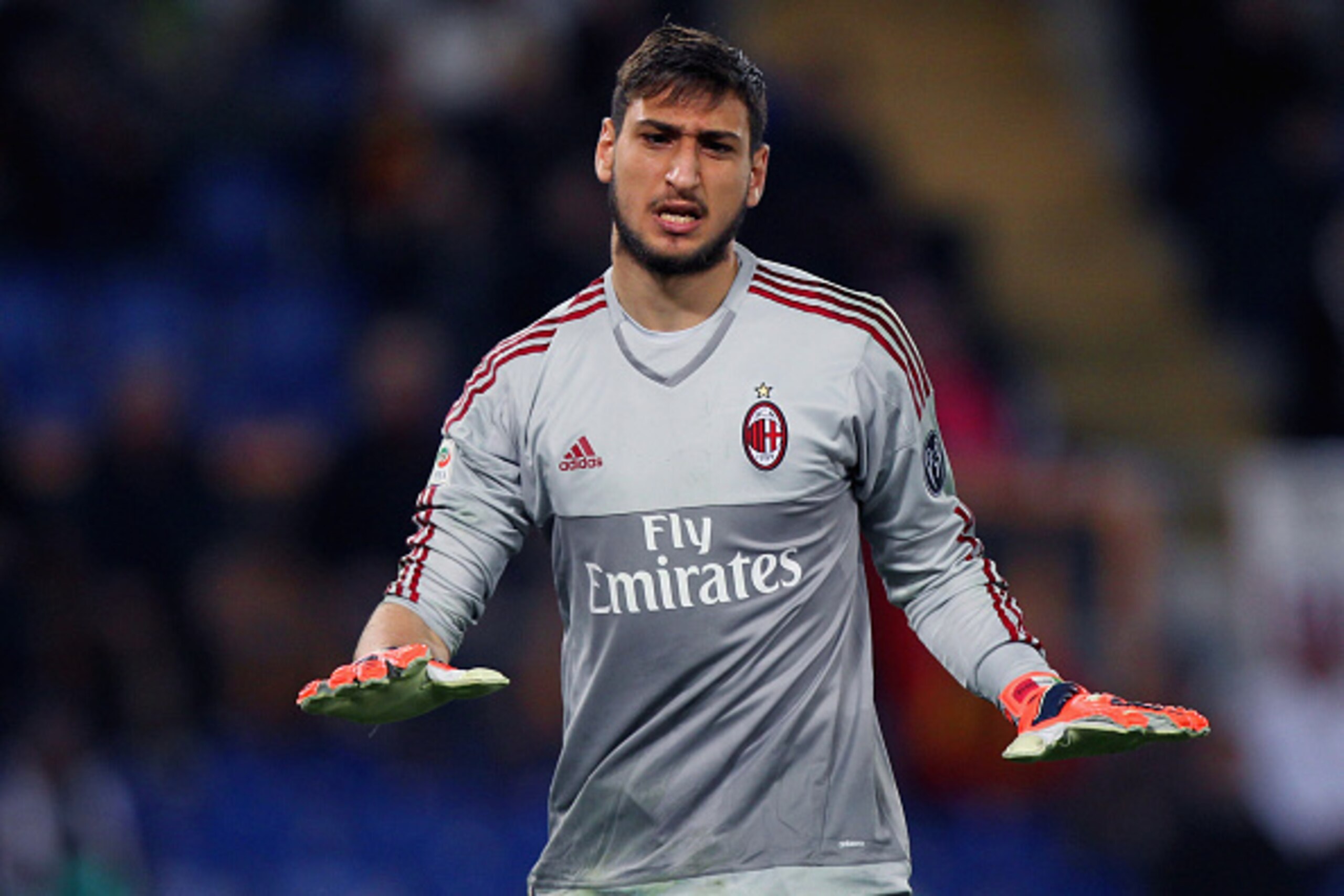 ROME, ITALY - JANUARY 09:  AC Milan goalkeeper Gianluigi Donnarumma gestures during the Serie A match between AS Roma and AC Milan at Stadio Olimpico on January 9, 2016 in Rome, Italy.  (Photo by Paolo Bruno/Getty Images)