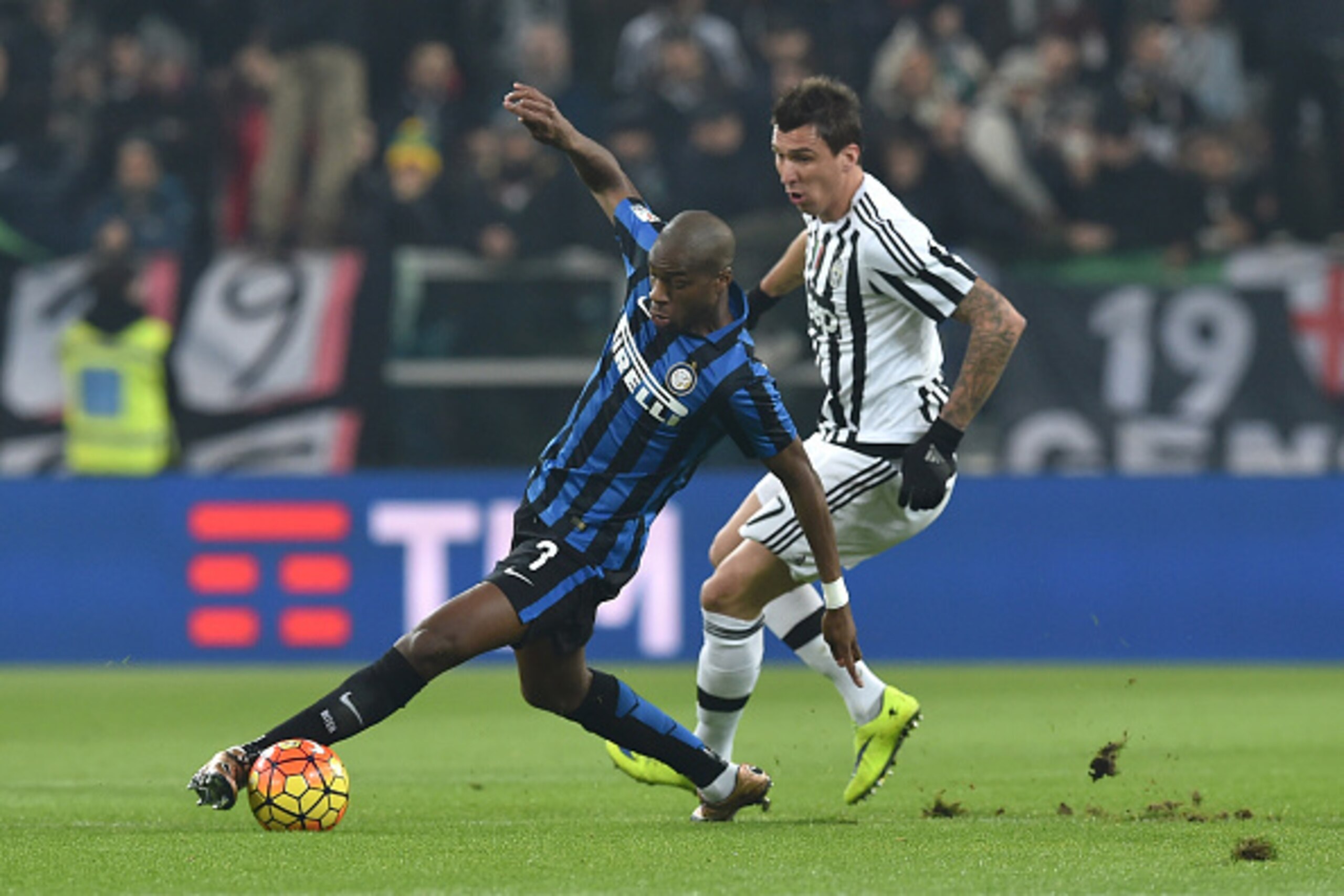 TURIN, ITALY - JANUARY 27:  Mario Mandzuki (R) of Juventus FC competes with Geoffrey Kondogbia of FC Internazionale Milano during the TIM Cup match between Juventus FC and FC Internazionale Milano at Juventus Arena on January 27, 2016 in Turin, Italy.  (P