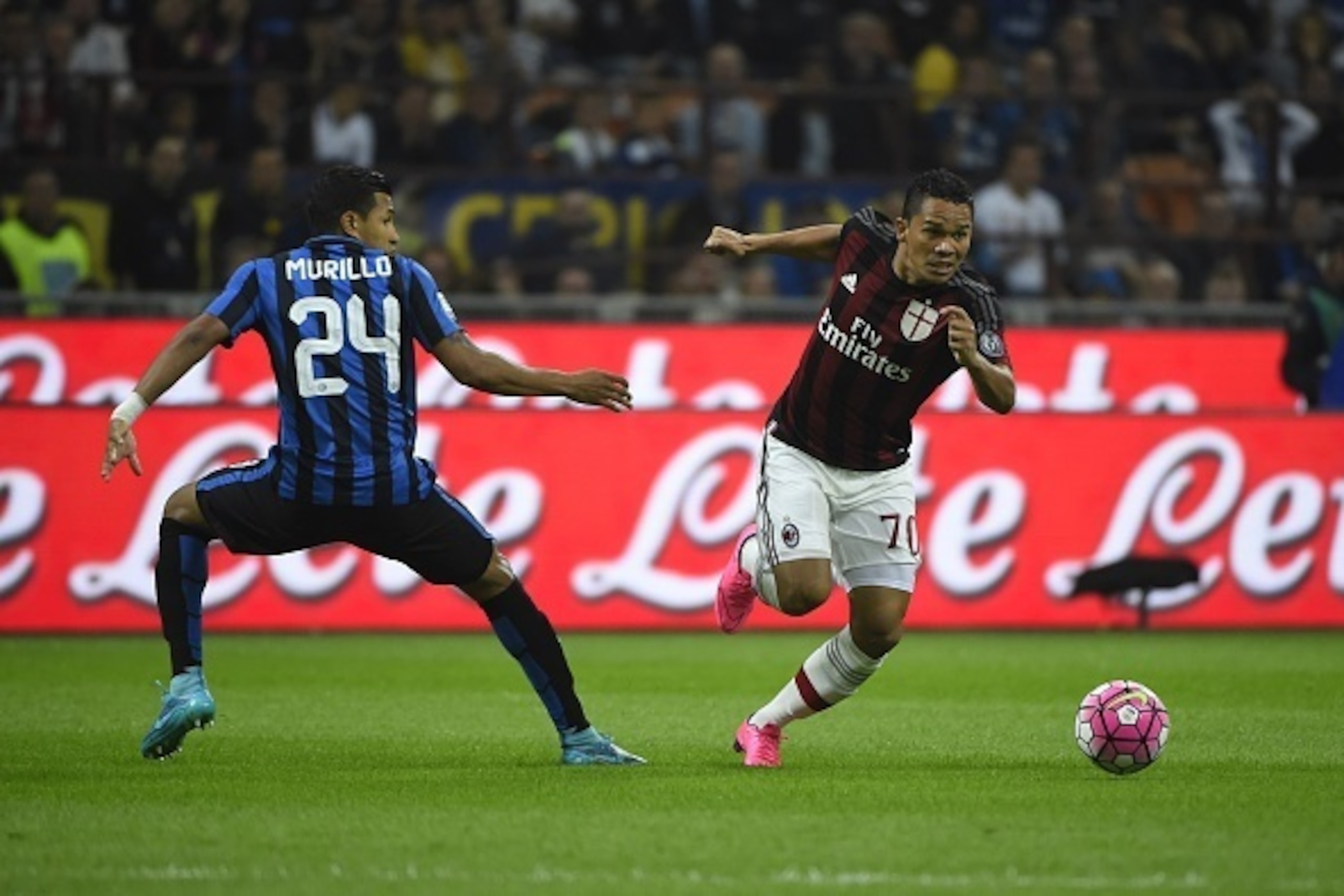 AC Milan's forward from Colombia Carlos Bacca (R) fights for the ball with Inter Milan's defender from Colombia Jeison Murillo during the Italian Serie A football match Inter Milan vs AC Milan on September 13, 2015 at the San Siro Stadium stadium in Milan