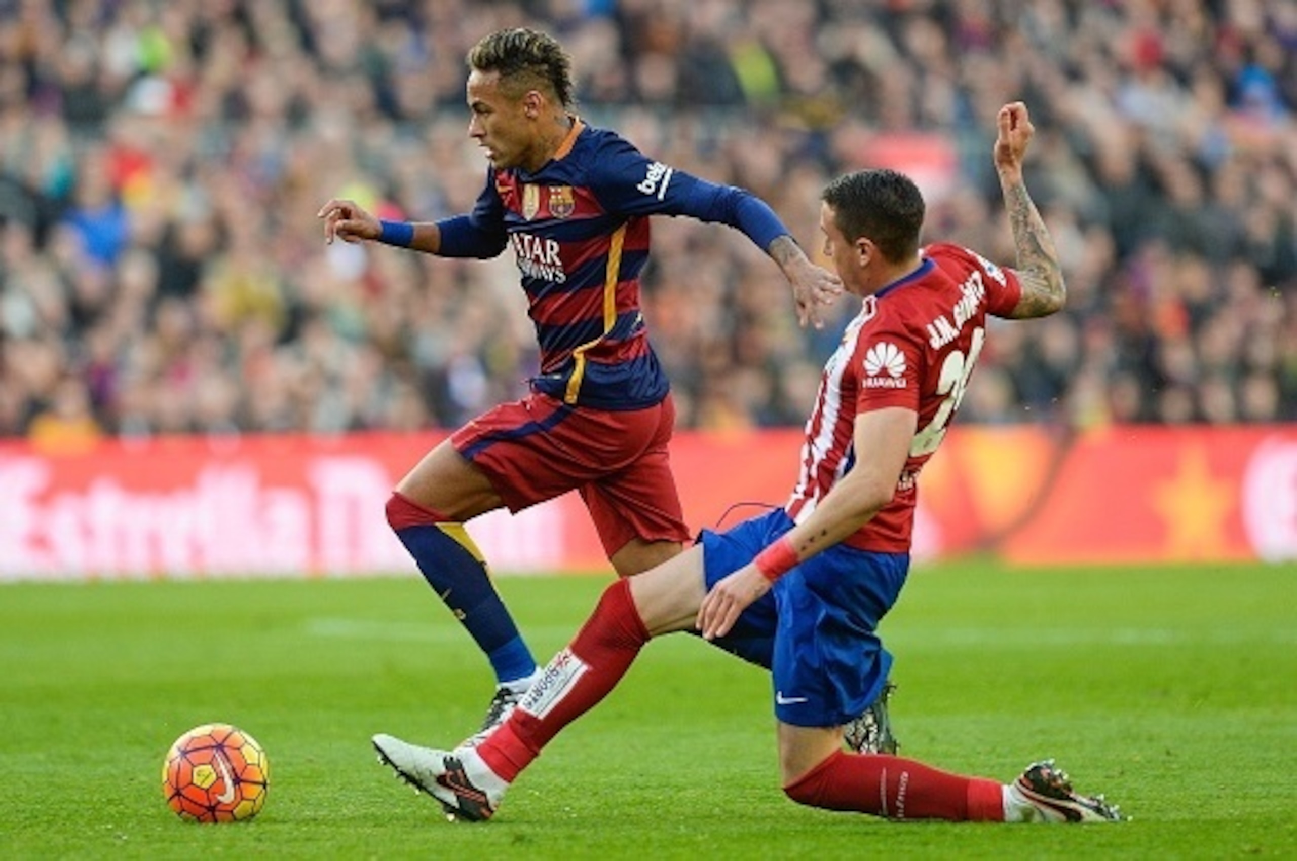 Barcelona's Brazilian forward Neymar (L) vies with Atletico Madrid's Uruguayan defender Jose Maria Gimenez during the Spanish league football match FC Barcelona vs Club Atletico de Madrid at the Camp Nou stadium in Barcelona on January 30, 2016. AFP PHOTO