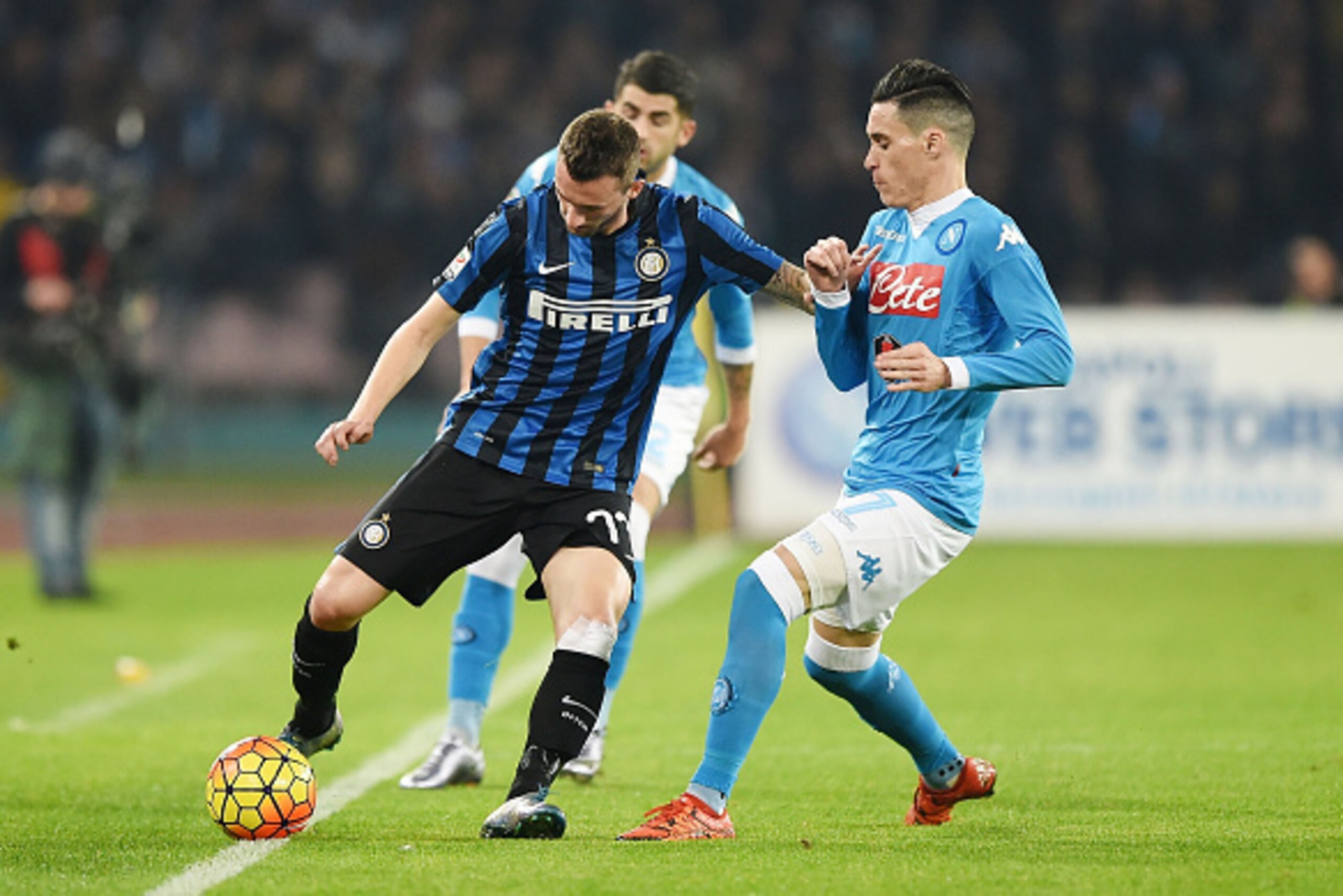 NAPLES, ITALY - NOVEMBER 30: Internazionale Milano's player Marcelo Brozovic vies with Napoli player Josèp Maria Callejon during the Serie A match between SSC Napoli and FC Internazionale Milano at Stadio San Paolo on November 30, 2015 in Naples, Italy.  