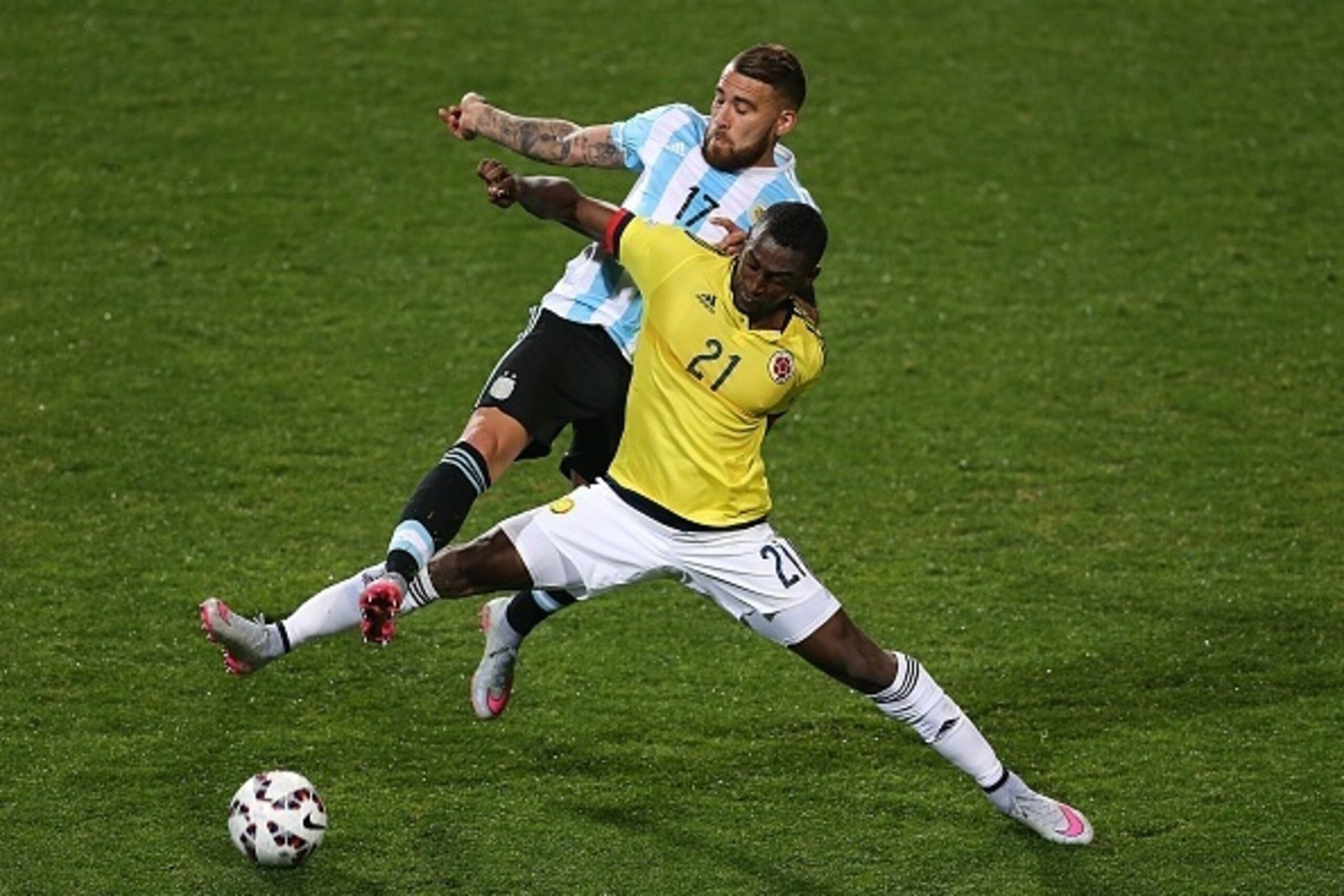 Colombia's forward Jackson Martinez (front) vies for the ball with Argentina's defender Nicolas Otamendi during the 2015 Copa America football championship quarterfinal match, in Vina del Mar, Chile on June 26, 2015.    AFP PHOTO / CLAUDIO REYES        (P