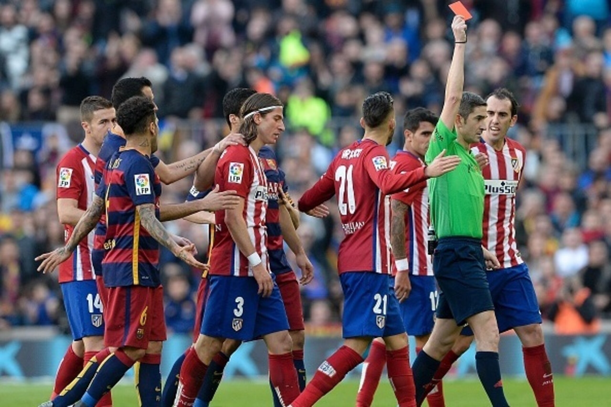 Atletico Madrid's Brazilian defender Filipe Luis (2ndL) looks dejected after he was shown a red card during the Spanish league football match FC Barcelona vs Club Atletico de Madrid at the Camp Nou stadium in Barcelona on January 30, 2016. AFP PHOTO/ JOSE