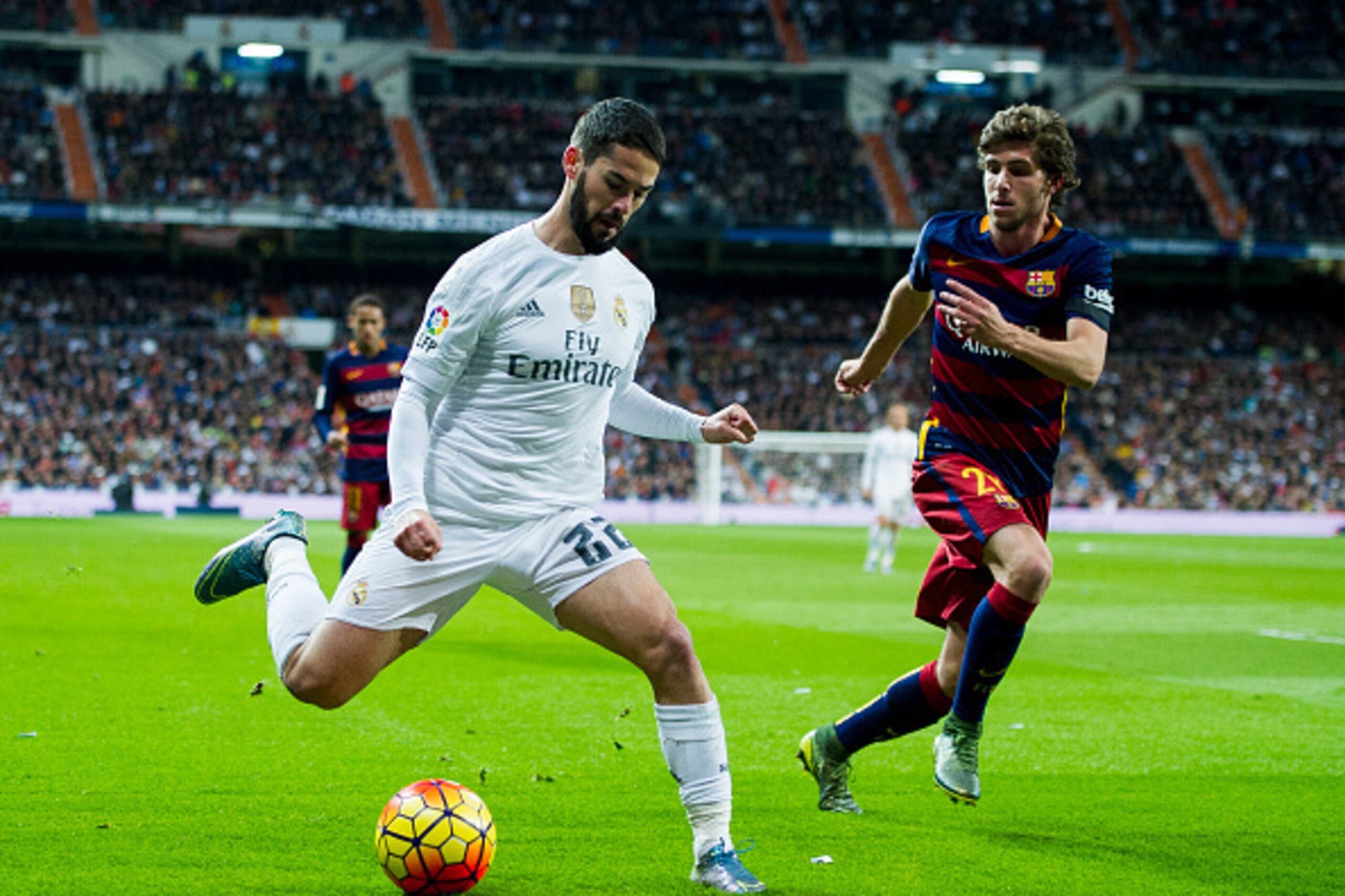 MADRID, SPAIN - NOVEMBER 21: Isco of Real Madrid duels for the ball with Sergi Roberto of Barcelona during the La Liga match between Real Madrid CF and FC Barcelona at Estadio Santiago Bernabeu on November 21, 2015 in Madrid, Spain.  (Photo by Juan Manuel