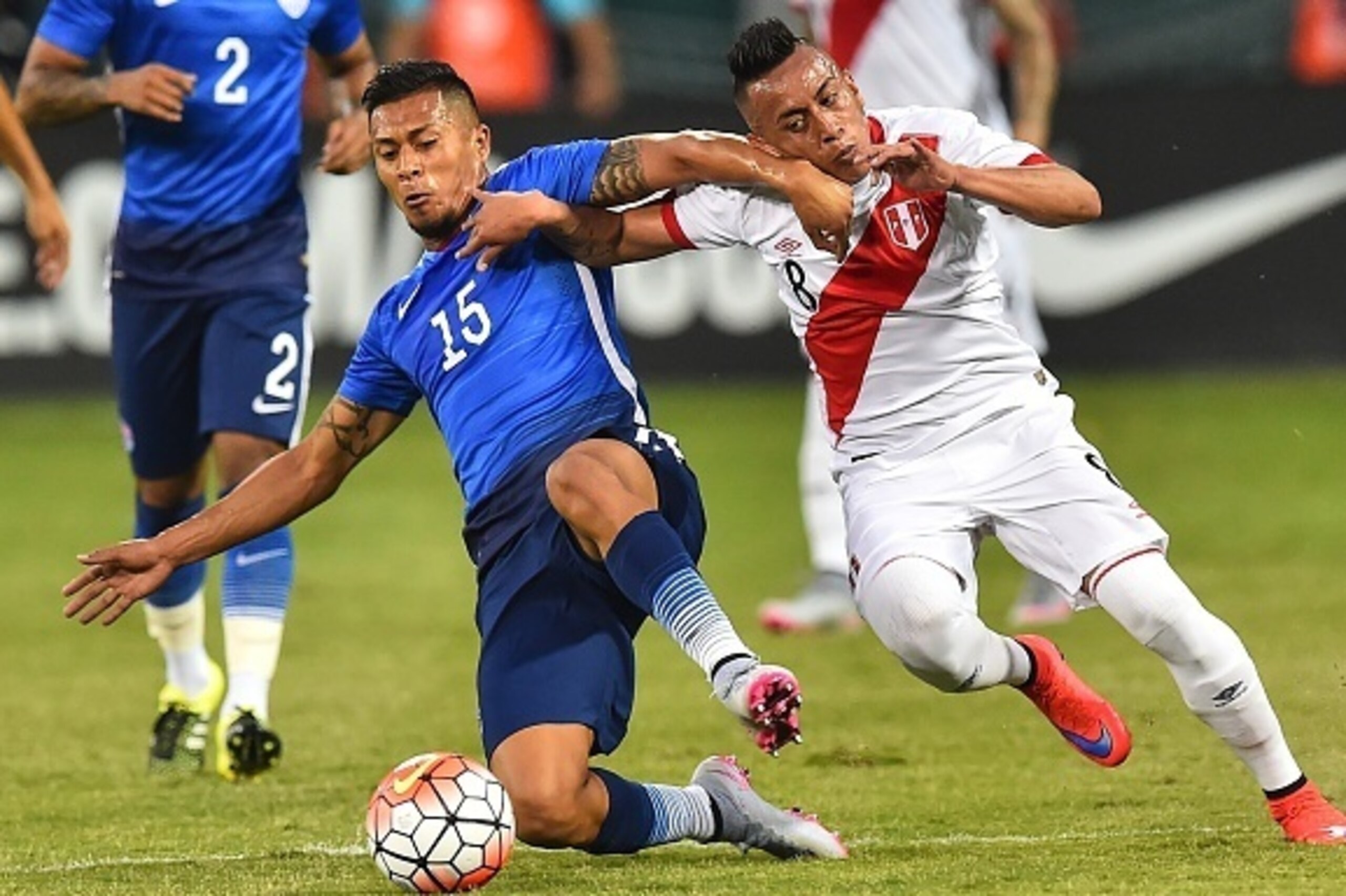 Peru's Christian Cueva (R) vies with Michael Orozco of the US during an international friendly football match at RFK Stadium in Washington, DC, on September 4, 2015.   AFP PHOTO/NICHOLAS KAMM        (Photo credit should read NICHOLAS KAMM/AFP/Getty Images