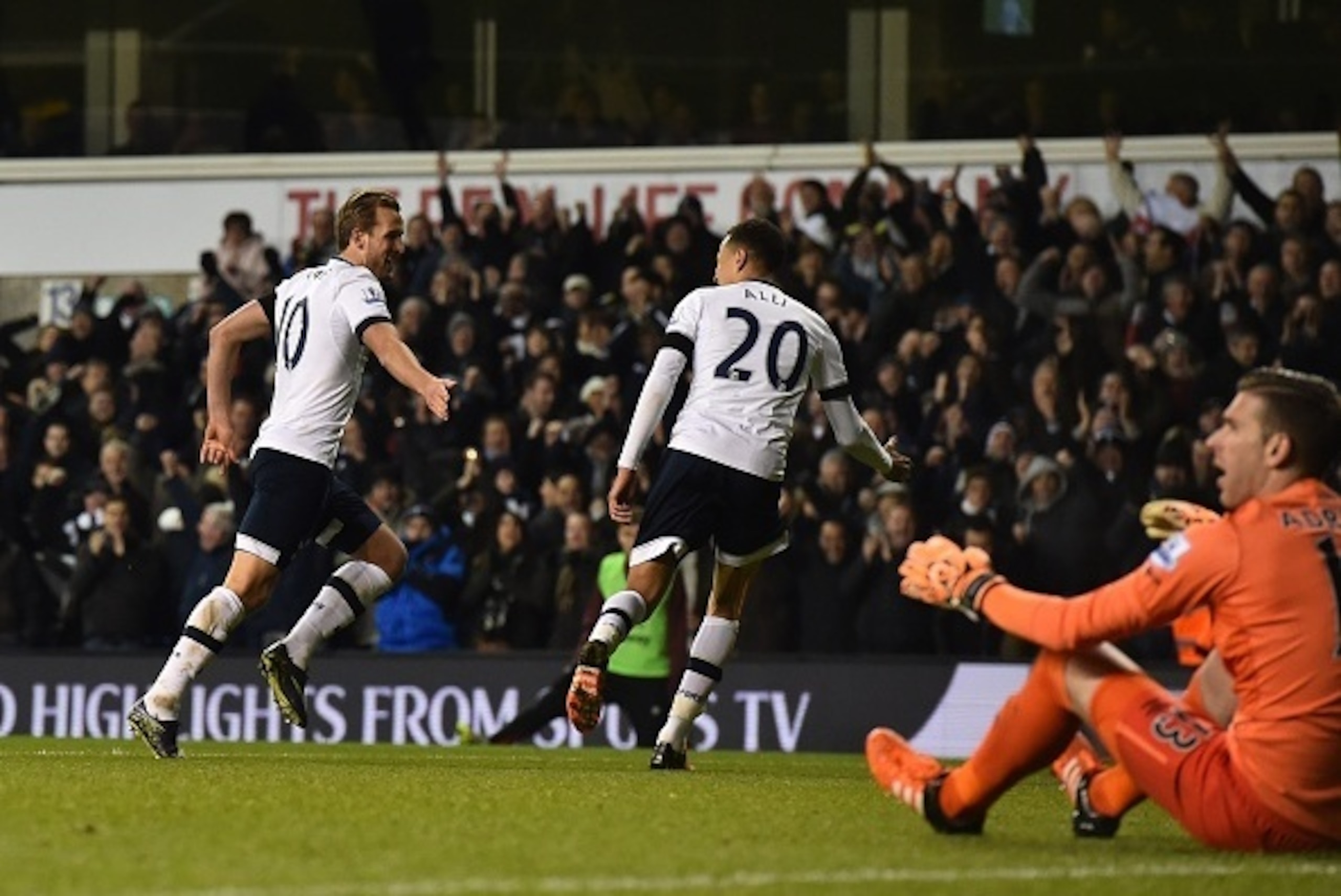 West Ham United's Spanish goalkeeper Adrian (R) reacts as Tottenham Hotspur's English striker Harry Kane (L) celebrates scoring his second goal with Tottenham Hotspur's English midfielder Dele Alli during the English Premier League football match between 