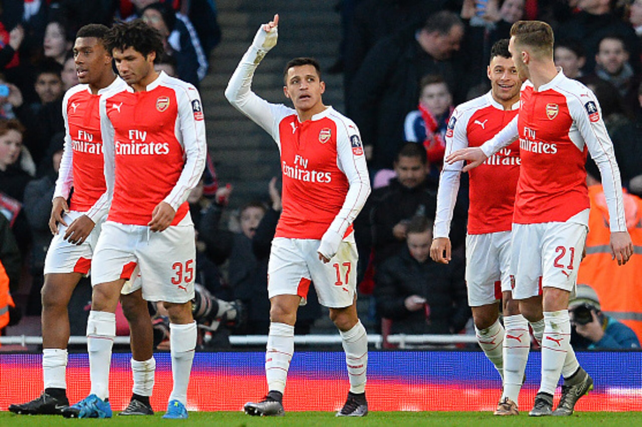 Arsenal's Chilean forward Alexi Sanchez C) celebrates scoring his team's second goal during the English FA Cup fourth round football match between Arsenal and Burnley at the Emirates stadium in London, on January 30, 2016. / AFP / GLYN KIRK / RESTRICTED T