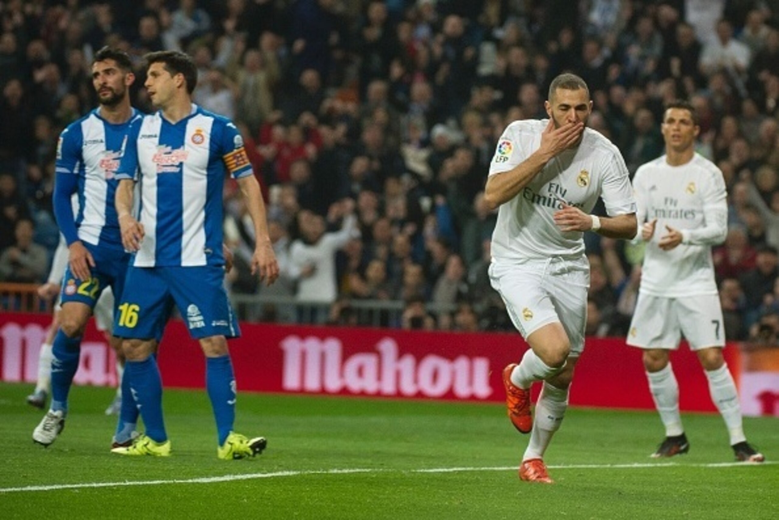 Real Madrid's French forward Karim Benzema (2nd R) celebrates a goal during the Spanish league football match Real Madrid CF vs RCD Espanyol at the Santiago Bernabeu stadium in Madrid on January 31, 2016. AFP PHOTO/ CURTO DE LA TORRE / AFP / CURTO DE LA T