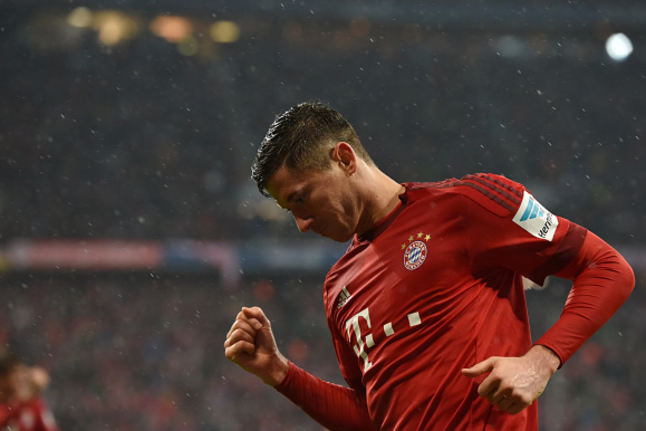 Bayern Munich's Robert Lewandowski celebrates the 2:0 during the German first division Bundesliga football match of FC Bayern Munich vs TSG 1899 Hoffenheim in Munich, southern Germany, on January 31, 2016. / AFP / LUKAS BARTH / RESTRICTIONS: DURING MATCH Bayern Munich's Robert Lewandowski celebrates the 2:0 during the German first division Bundesliga football match of FC Bayern Munich vs TSG 1899 Hoffenheim in Munich, southern Germany, on January 31, 2016. / AFP / LUKAS BARTH / RESTRICTIONS: DURING MATCH