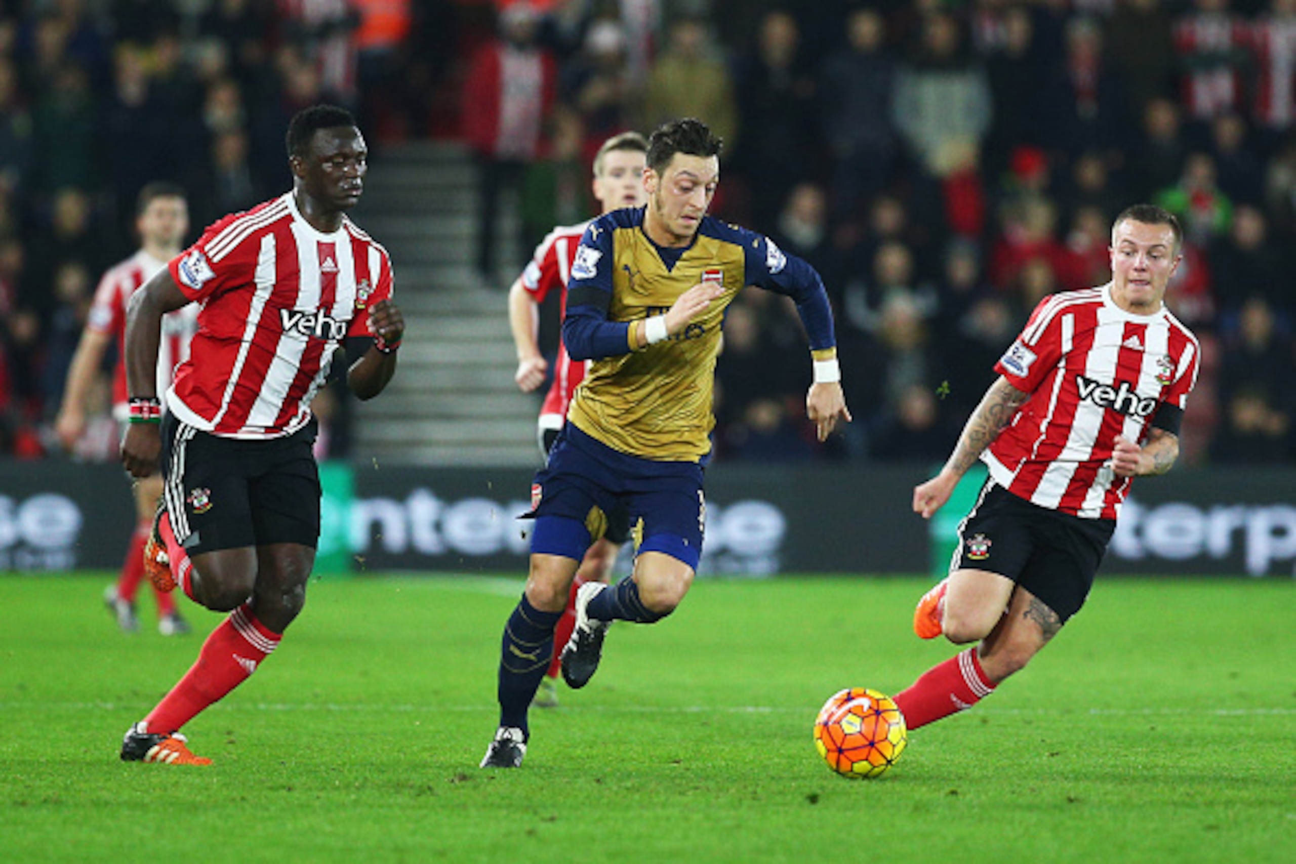 SOUTHAMPTON, ENGLAND - DECEMBER 26:  Mesut Ozil of Arsenal goes between Victor Wanyama and Jordy Clasie of Southampton during the Barclays Premier League match between Southampton and Arsenal at St Mary's Stadium on December 26, 2015 in Southampton, Engla