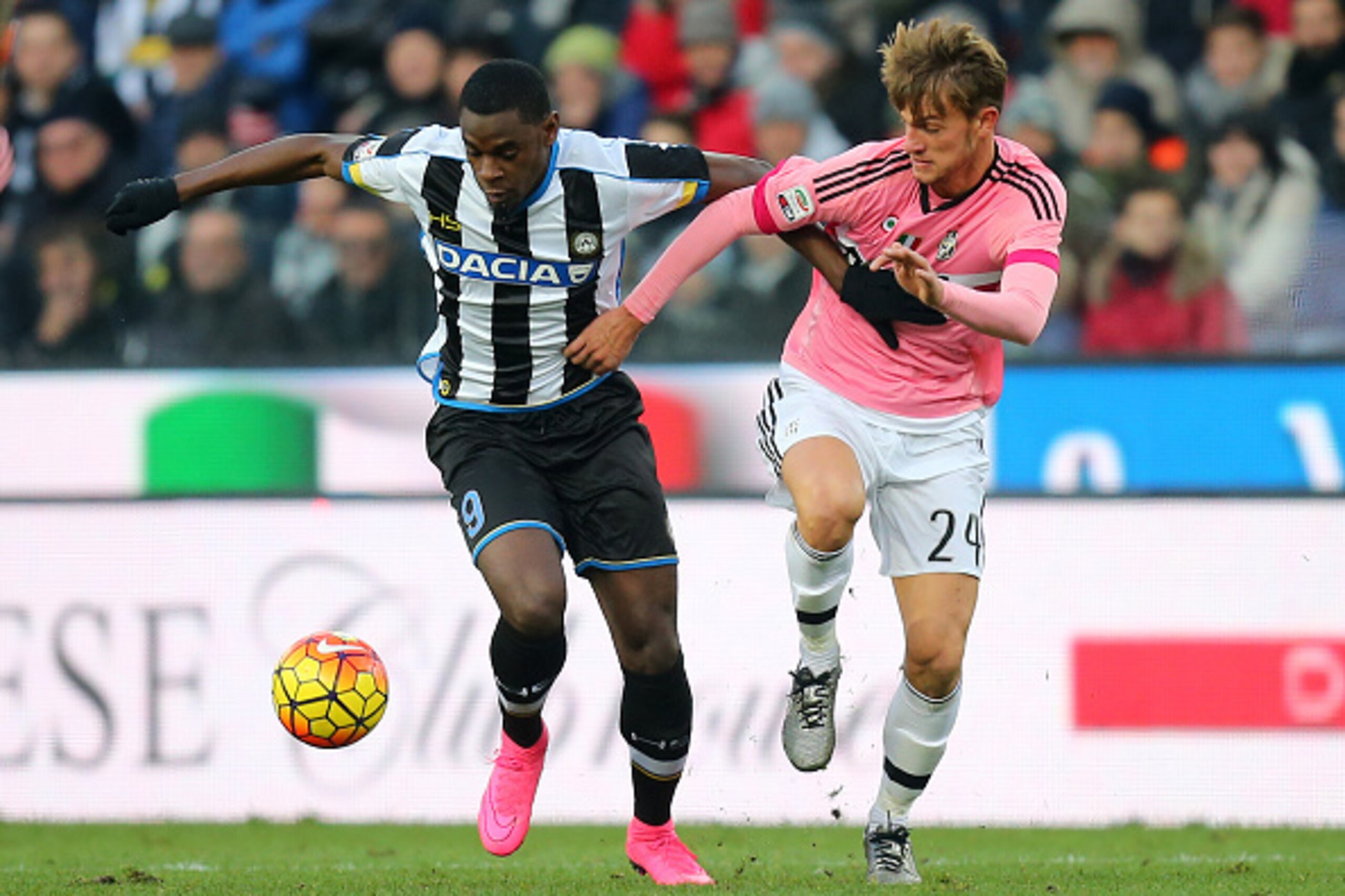 Udinese's midfielder Zapata from Colombia (L) fights for the ball with Juventus' defender Daniele Rugani (R )during the Italian Serie A football match Udinese Vs Juventus on January 17, 2016 at 'Dacia Stadium' in Udine.  / AFP / MARCO BERTORELLO        (P