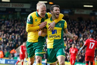 Norwich City's Irish midfielder Wes Hoolahan (R) celebrates with Norwich City's Scottish striker Steven Naismith (L) after scoring their third goal during the English Premier League football match between Norwich City and Liverpool at Carrow Road in Norwi